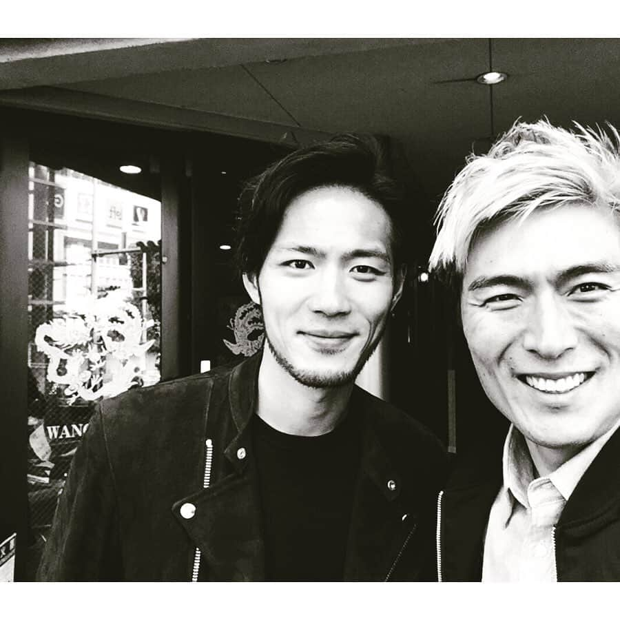 北野貴之さんのインスタグラム写真 - (北野貴之Instagram)「セレッソ大阪時代から、大好きであり、熱い漢の1人。 セレッソ時に選手会長を務め、歳下全メンバーが本当に可愛く、大先輩には助けられ、各エース世代も協力してくれました。 目標に向かって桜の輪になれたチームだったな！ 当時から可愛がり、人懐こく、熱く、子供好き、愛くるしい杉本健勇です。 だいたい2人で、真剣トークをして、本心で話せて、同志なんですよね。  #浦和#ワンロン」3月20日 23時10分 - takashi_kitano