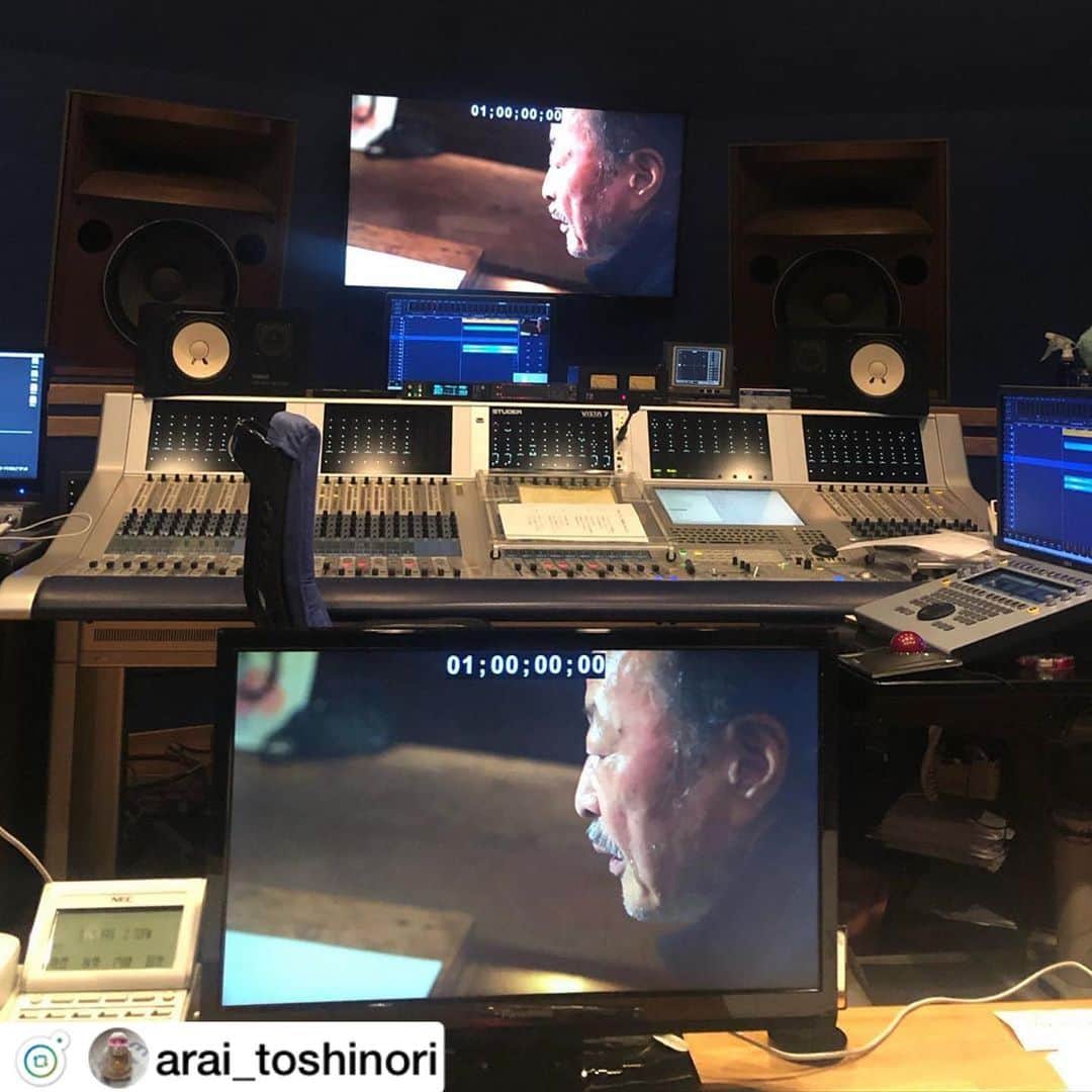 のインスタグラム：「Repost from @arai_toshinori . SWITCH TV第一回は黒田征太郎の巻。カナダ、ニューファンドランドのフォーゴ島沖合の氷山を巡る北を旅しました。ナレーションは市川実日子さんです。3月28日am10時BS朝日で放送されます。#switch_magazine #coyote_magazine #黒田征太郎 #市川実日子」