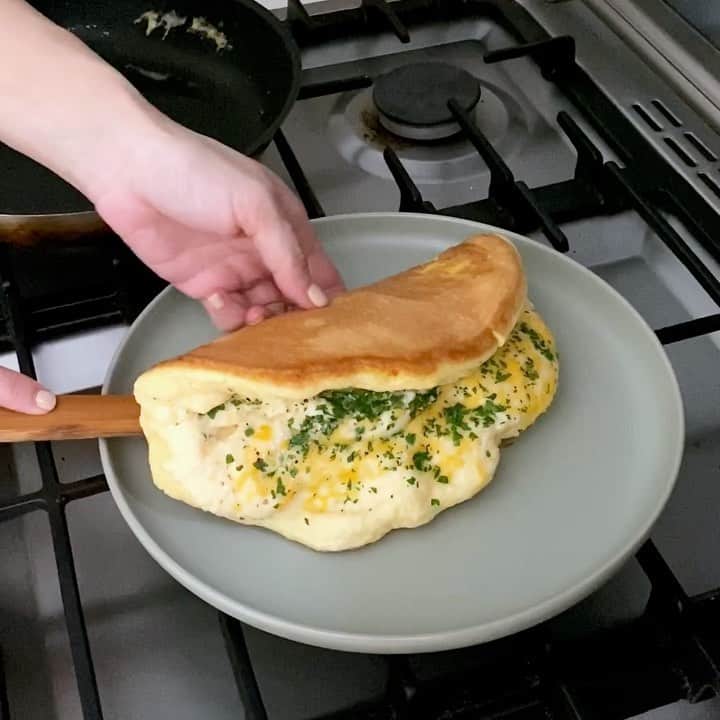Samantha Leeのインスタグラム：「Today I cooked omelette soufflé for breakfast, what’s in my fridge style. (Recipe on Highlights 😋). #leesamantha #fridgeandcomfort」