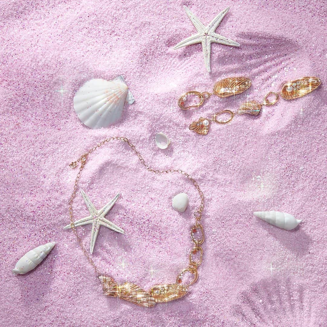 のインスタグラム：「Watch the shiffting sands reveal your latest crystal desire. #SparkDelight」