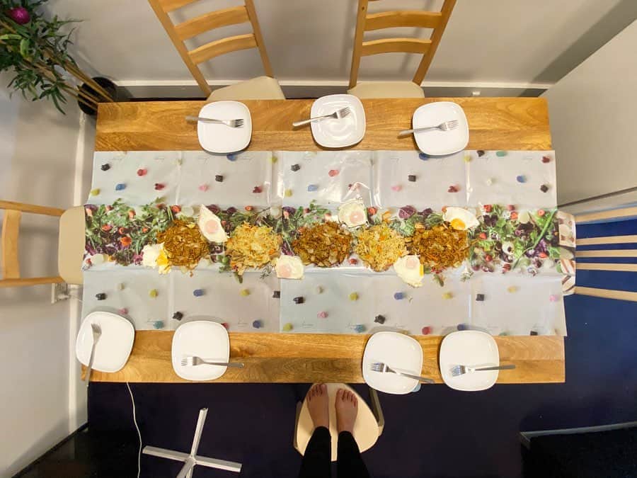 荒尾茉紀のインスタグラム：「今日は焼きそばパーティー🎉ルナさんからの贈り物サラダロードシートに、ソース焼きそばと塩焼きそば、目玉焼きを並べてみました😊✨可愛い😆💕 #sydney #留学 #サラダロードシート #ハラペコラボ #片付け簡単  @lunakomuro」