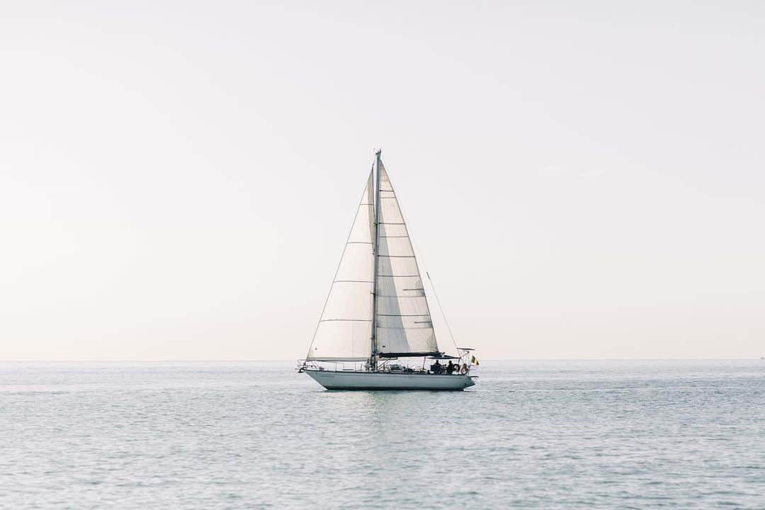 のインスタグラム：「We are dreaming of summer and getting back out on the water. How is everyone doing today? #spring #summer #henrilloyd #sailing #sail #sailor #ocean #sea #landscape」