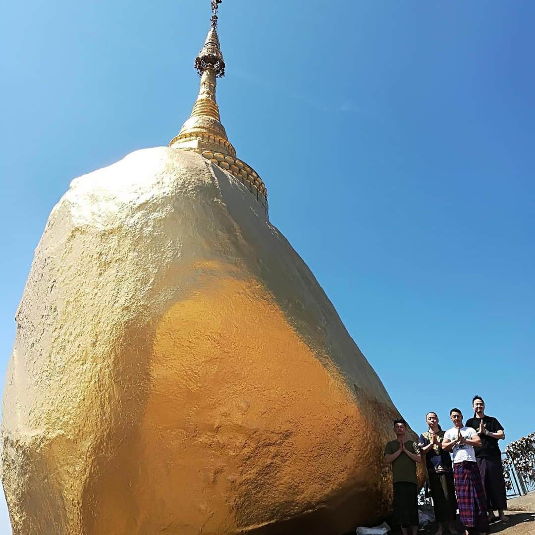 木尾陽平さんのインスタグラム写真 - (木尾陽平Instagram)「ミャンマーで1番行きたかったゴールデンロック✨ 現地での呼び名は『チャイティーヨ』🇲🇲 #最高の旅#ミャンマー#幸せ#みんな大好き#感謝 見て！この存在感！ いや…感動した。神秘的だった。 この黄金の岩がブッタの髪の毛で崖とつながってるから雨風・地震でも落ちないんだって！ #チャイティーヨ#ゴールデンロック#パワースポット ゴールデンロックへは空港から車で約3時間半 そこから更に1100mの高さまでバスに乗り山道を40分程。 日本から辿り着くのは中々大変…しかし行くべき！ まじのパワースポットらしいけど、本当にパワー感じた。 #位置情報おもろ #ミャンマーメモ チャイティーヨには金箔を買いそれを貼ってお祈りをする。 実際触れるという凄さ。 しかし、信仰の理由でゴールデンロックに触れることが出来るのは男性のみ。 女性は間際の柵に願いを込めた小さな鐘を吊るす。 #もちろん裸足 #行く価値あり#大り ミャンマーの人たち本当に優しい🇲🇲#感謝#旅#旅行 －－－－－－－－－－－－－－－－－－－－－－－－－－ え～、ここからは趣向が変わります。 チャイティーヨと言えば… そう、飛鳥ちゃんですよね！ #齋藤飛鳥#乃木坂46 裸足でSummerのヒット祈願で訪れたミャンマー。 その最終目的地が、そう！チャイティーヨ！ #裸足でSummer#ヒット祈願#乃木坂工事中 #乃木中 乃木ヲタからすれば聖地巡礼。 飛鳥が歩いた道、見た景色、感じた空気 そこに行けて最高でした。 と、言うことでほぼ同じ場所でパシャリ📸 #制服のマネキン #本当はタオル持っていきたかった」3月20日 23時42分 - ykio1113