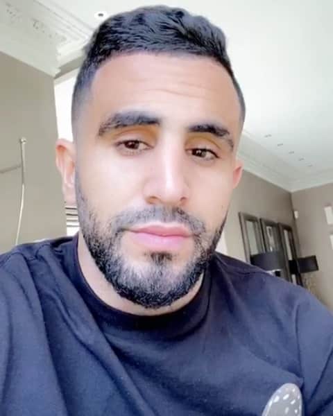 リヤド・マフレズのインスタグラム：「Message important 💚🇩🇿 Écoutez les autorités sanitaires et restez chez vous surtout !! C'est important pour protéger les gens les plus faibles face aux risques du virus, peu importe leur âge et leur état de forme c'est dangereux pour tout le monde. Prenez soin de vous et des vôtres 💚 #quarantine #covid_19」