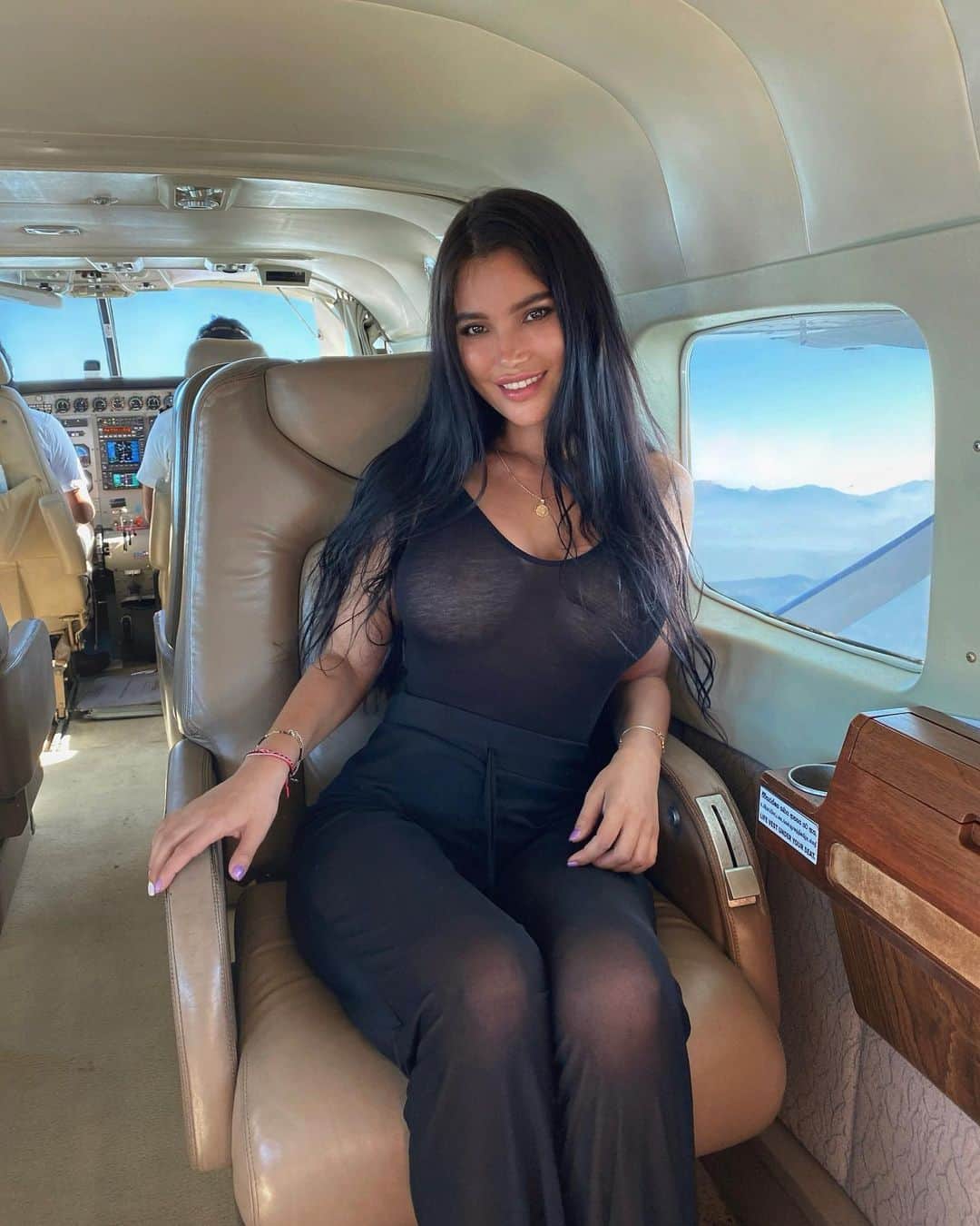 svetabilyのインスタグラム：「How I wish my life would be during pandemic (flying on my private jet to my private island) and how it actually is 💁🏻‍♀️」
