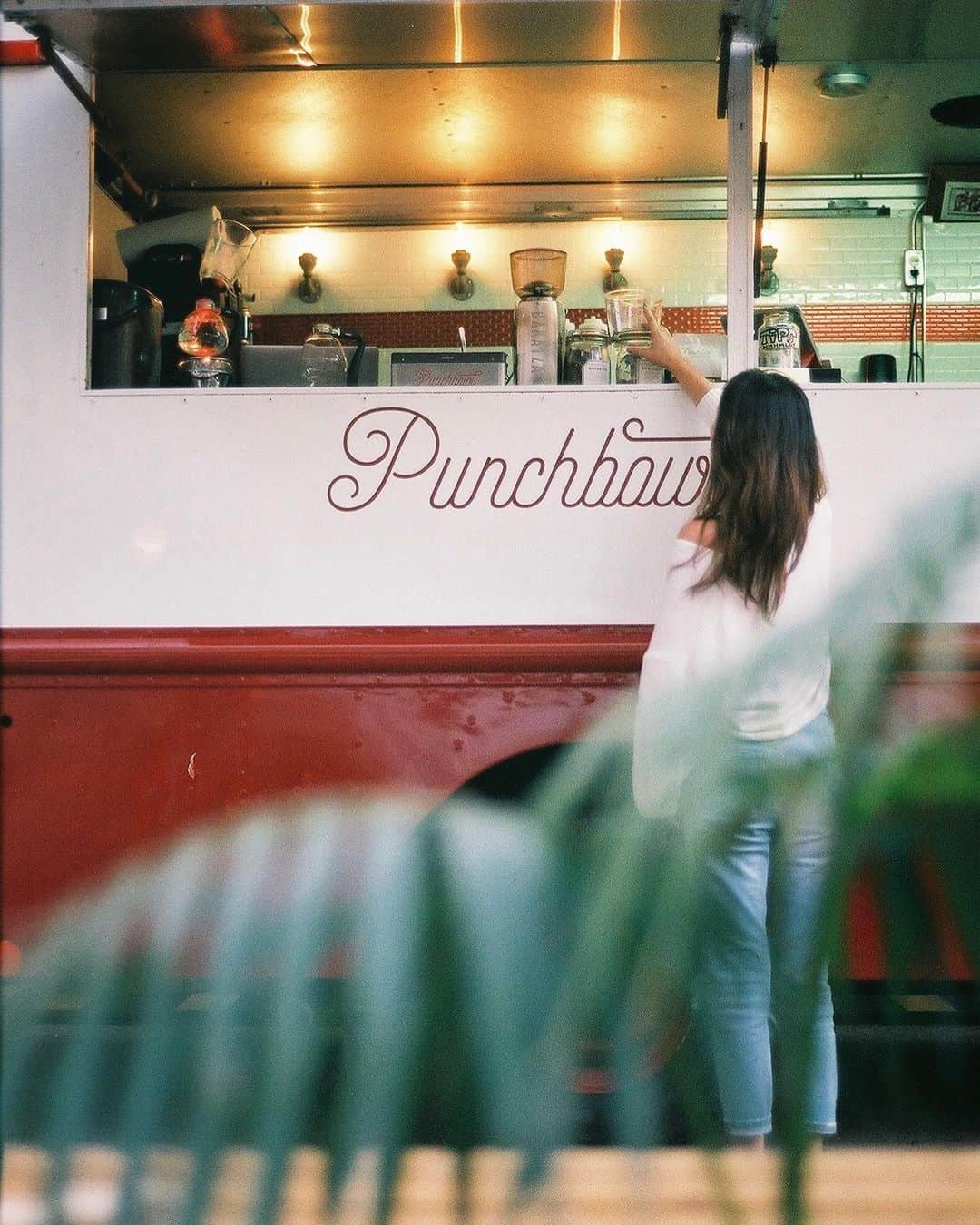 Punchbowl Coffeeさんのインスタグラム写真 - (Punchbowl CoffeeInstagram)「Can’t say no more coffee! Serving coffee in Waikiki Beachwalk☕️ come thru #hawaii #coffeelovers #coffeeaddicts」3月21日 5時17分 - punchbowlcoffee