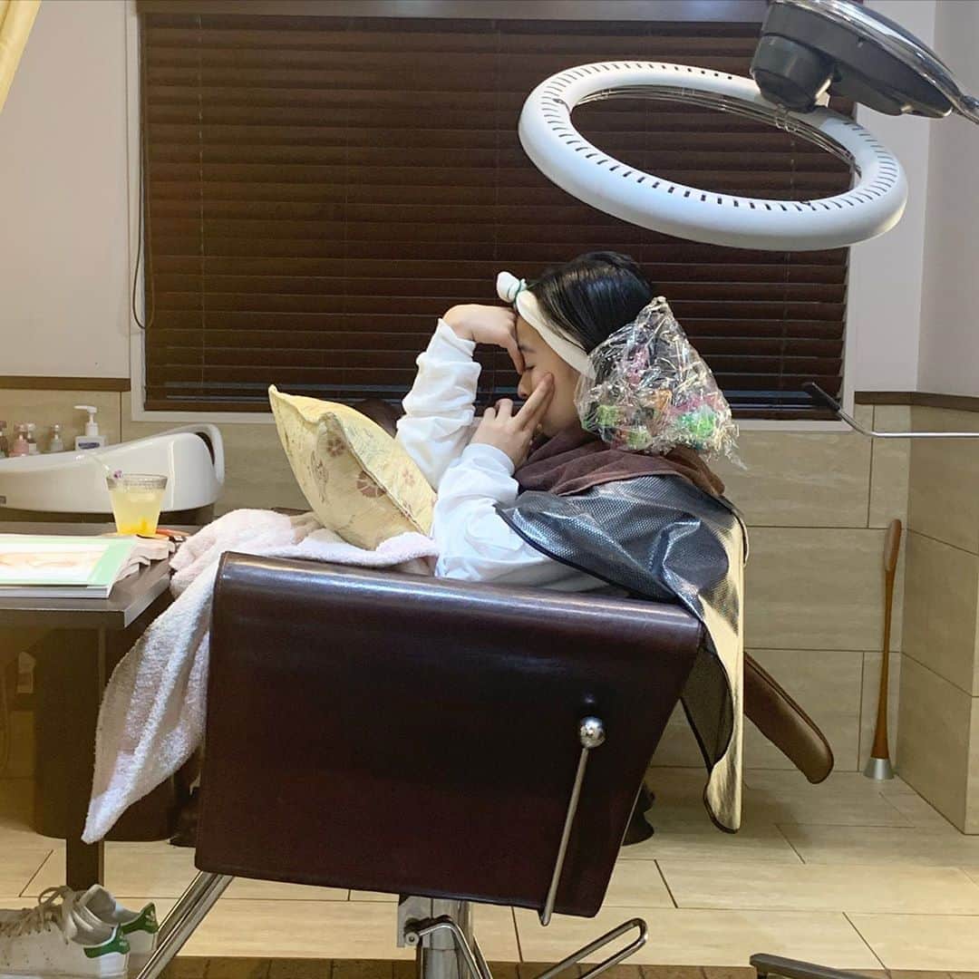 森七菜さんのインスタグラム写真 - (森七菜Instagram)「睡魔との闘い💤 #美容室 #必死に頭を支えてる #頑張ってたけど、、#眠さには勝てないよね…😅」3月20日 23時53分 - morinana_official