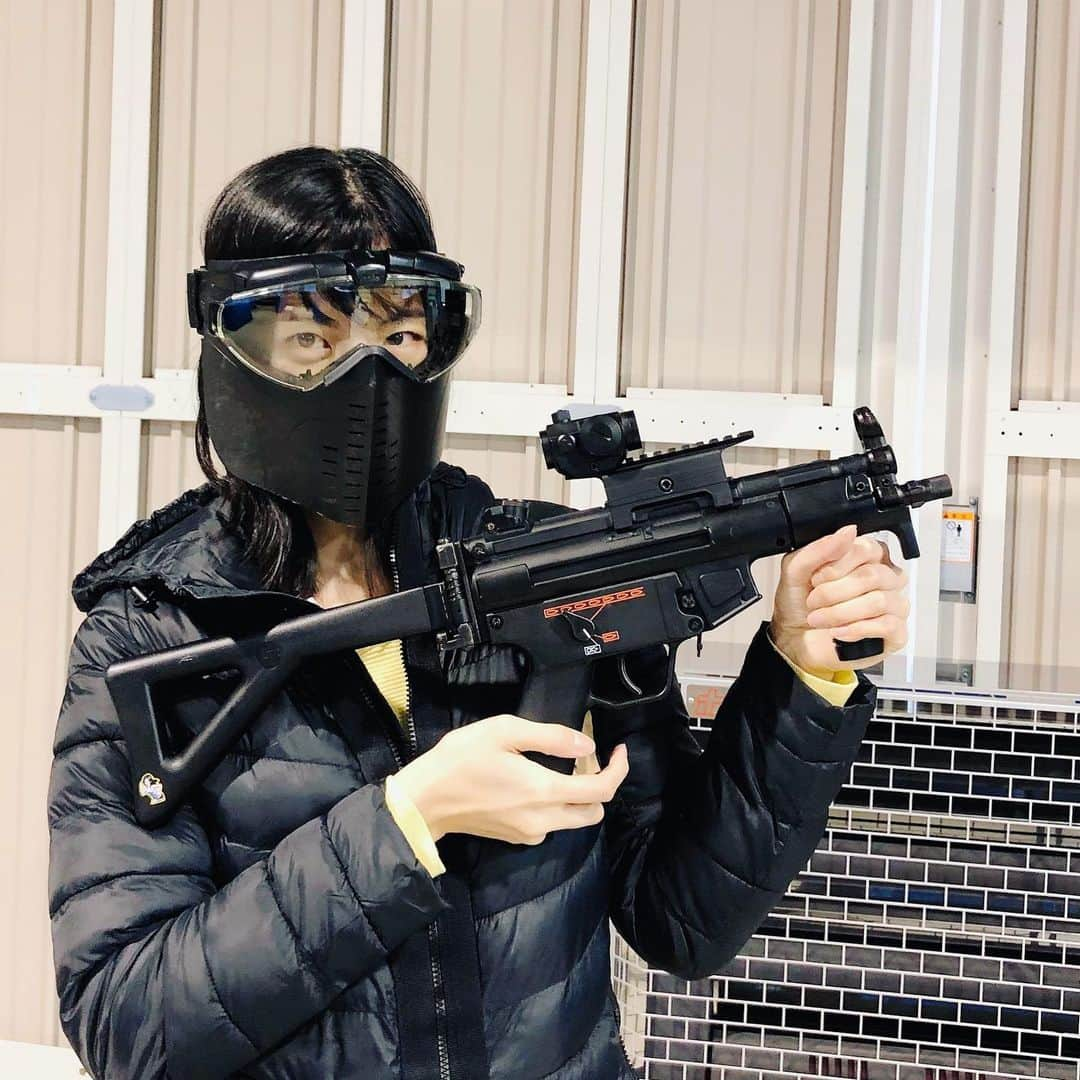 田渕亜季のインスタグラム：「、 スポーツシューティング 達人から譲り受けた 私のオリジナルMP5K チューンナップで高性能にして頂きました♪ 、 、 、 、 #スポーツシューティング  #サバゲー #サバゲー女子 #mp5 #mp5k #植松電機  #田渕亜季 #エアガン」