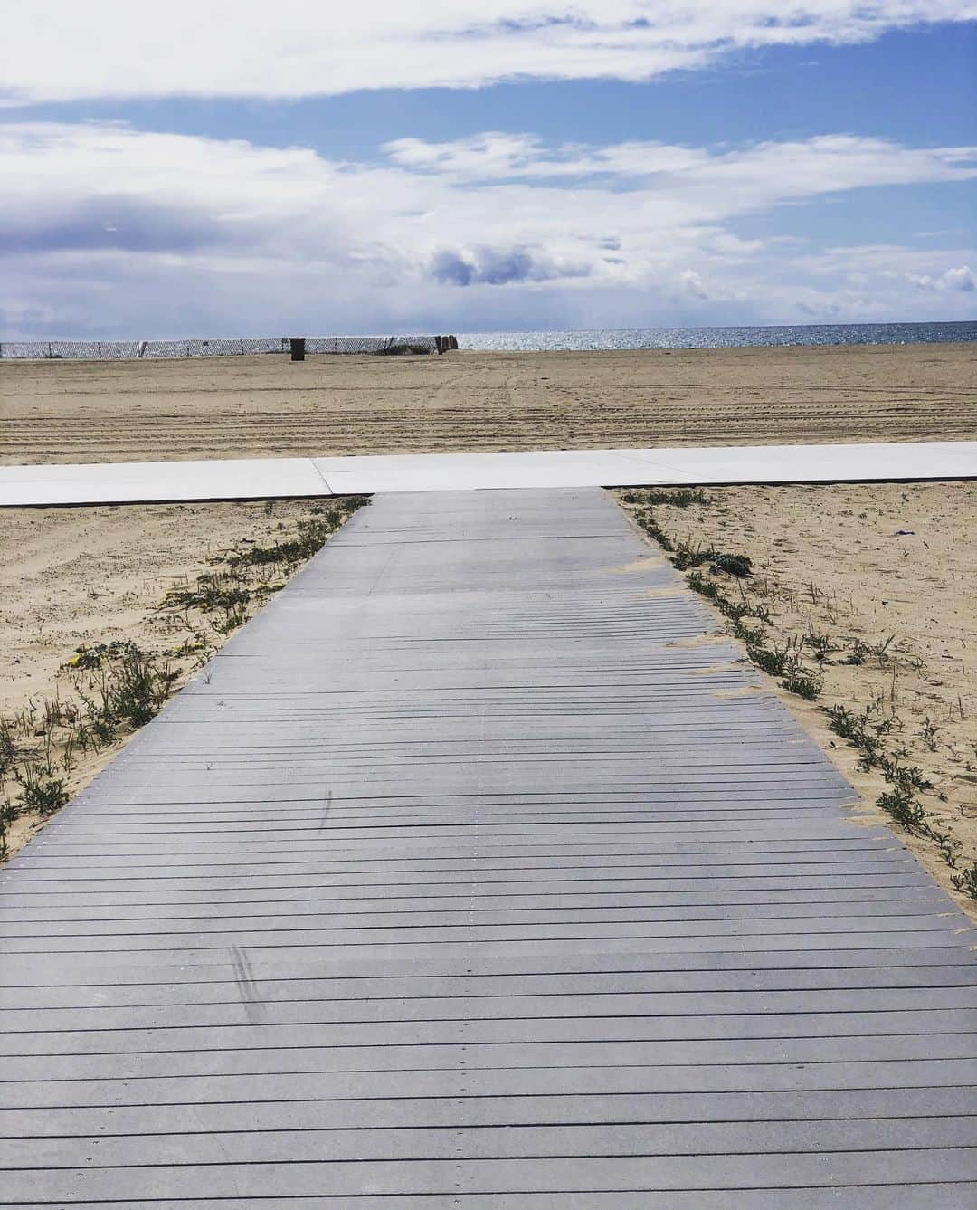 ウェンディ・モニツさんのインスタグラム写真 - (ウェンディ・モニツInstagram)「A walk on the beach yesterday. Grateful these open spaces are not off limits yet. If you are able to get outside easily to enjoy beautiful scenery & fresh air, it is especially good for the soul during these isolating times💙 #shelterinplace #takewalks #keepdistance」3月21日 0時17分 - wendymonizofficial