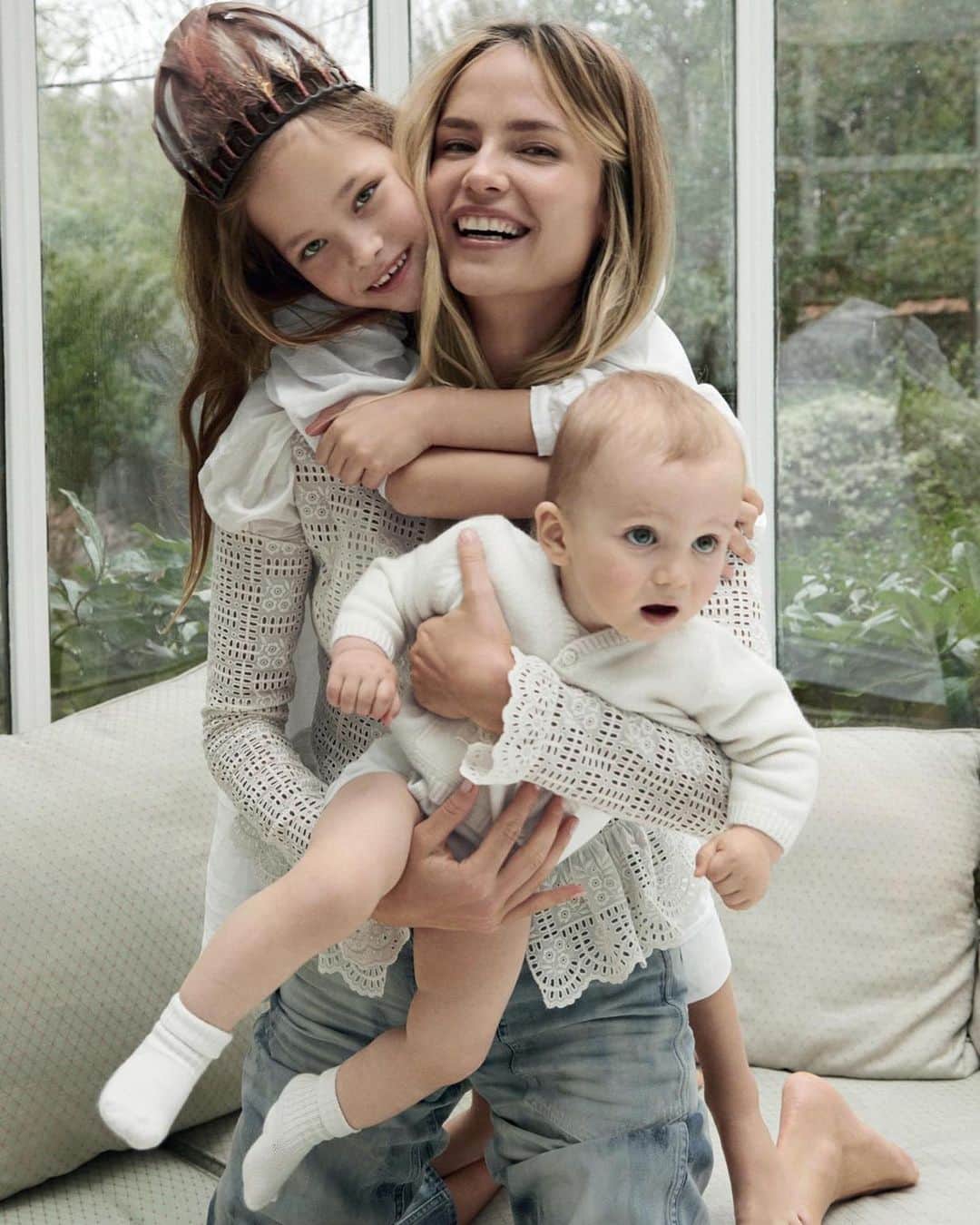 ナターシャ・ポーリーのインスタグラム：「Скажи СЕГОДНЯ Любимому, Что Ты Его Любишь; Друзьям-Что Ты Их Ценишь; Близким — Что Ты Без Них Не Можешь. Потому Что «Вчера» Прошло Безвозвратно, А «Завтра» Слишком Изменчиво… 🙏🏼❤️ Wishing Everyone A Good Heath, Stay Save ❤️🙏🏼」