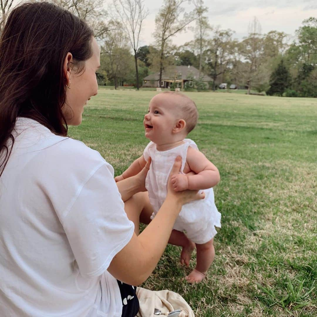 コリー・ロバートソンさんのインスタグラム写真 - (コリー・ロバートソンInstagram)「It’s raining here in Louisiana today making everything feel even drearier, so here’s a little baby love and laughter to brighten your day. We haven’t been leaving the house except for grocery runs, but neighborhood walks these past few days have been extra-special. So thankful our grands are our next door neighbors 🧡 (John Shepherd’s learning to sit up by himself and Zane’s first bandana, ha! and first swim for the year at 2mama’s @chryshoward pool)」3月21日 0時24分 - bosshogswife