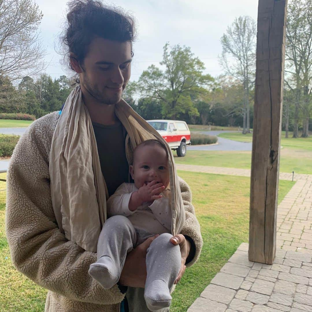 コリー・ロバートソンさんのインスタグラム写真 - (コリー・ロバートソンInstagram)「It’s raining here in Louisiana today making everything feel even drearier, so here’s a little baby love and laughter to brighten your day. We haven’t been leaving the house except for grocery runs, but neighborhood walks these past few days have been extra-special. So thankful our grands are our next door neighbors 🧡 (John Shepherd’s learning to sit up by himself and Zane’s first bandana, ha! and first swim for the year at 2mama’s @chryshoward pool)」3月21日 0時24分 - bosshogswife