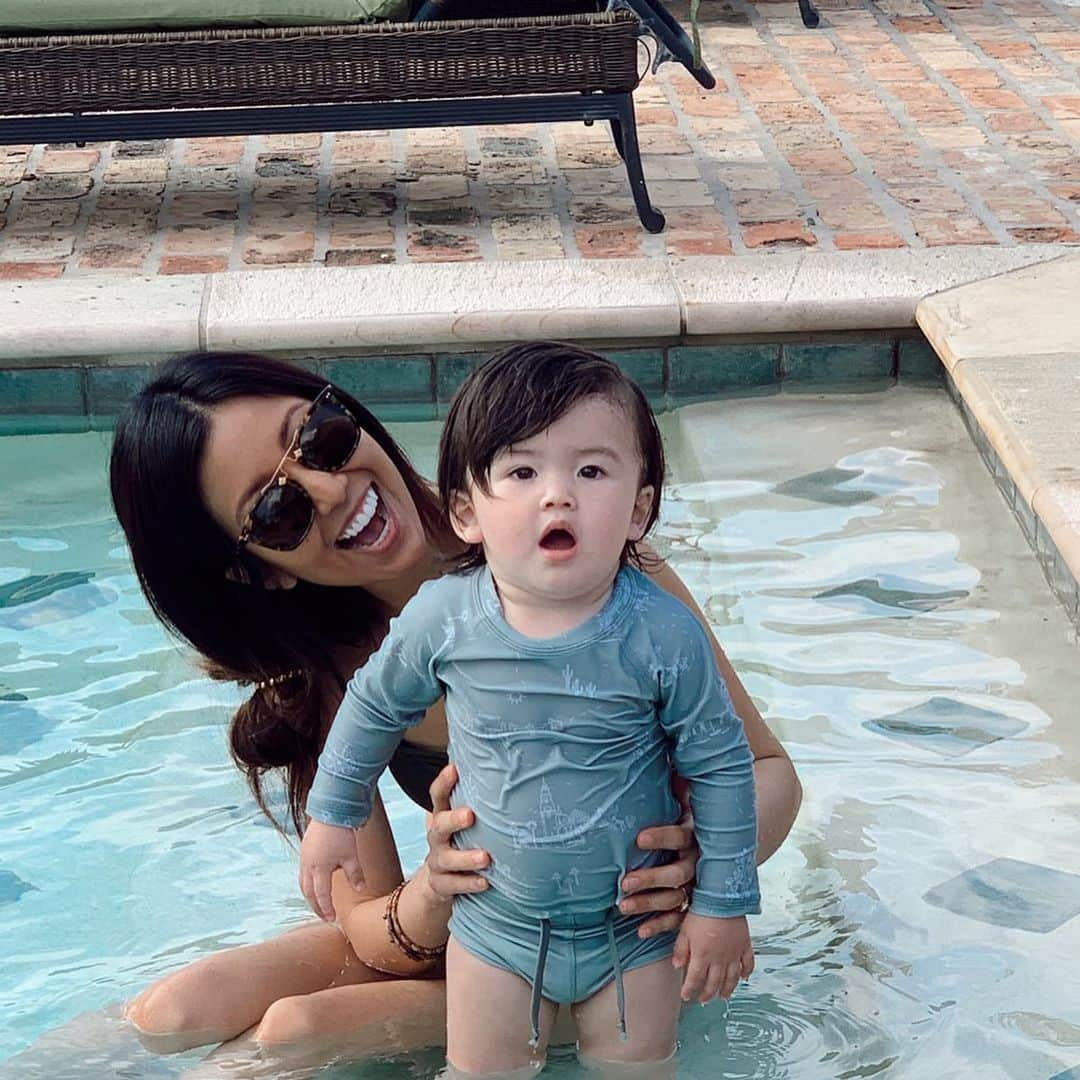 コリー・ロバートソンさんのインスタグラム写真 - (コリー・ロバートソンInstagram)「It’s raining here in Louisiana today making everything feel even drearier, so here’s a little baby love and laughter to brighten your day. We haven’t been leaving the house except for grocery runs, but neighborhood walks these past few days have been extra-special. So thankful our grands are our next door neighbors 🧡 (John Shepherd’s learning to sit up by himself and Zane’s first bandana, ha! and first swim for the year at 2mama’s @chryshoward pool)」3月21日 0時24分 - bosshogswife