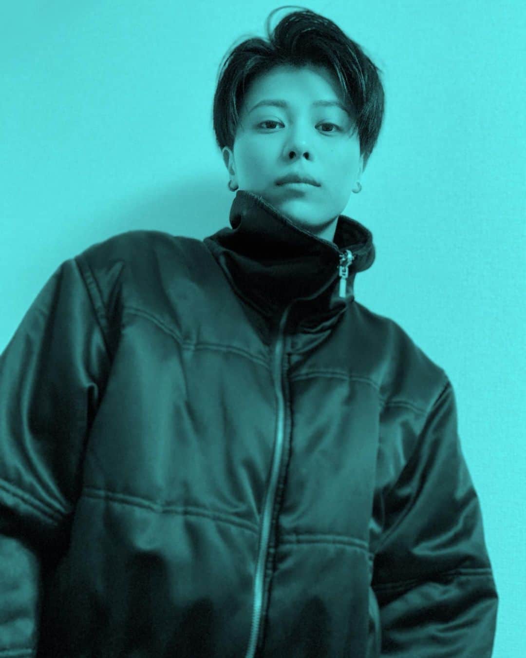 春川芽生のインスタグラム：「好評でラッキ〜〜✌️ . 急ぎにて近所の美容院でカット！ もはや刈っと！！！！🌾🌾🌾 人生初の #ツーブロック 。。。！ バリカン入れる時の謎の背徳感✂︎笑  #ショートカット#ショートヘア#黒髪ショート#ピクシーカット#中性#ジェンダーレス#hair#instalike  タグわからん！！！！！！！！！！💥」