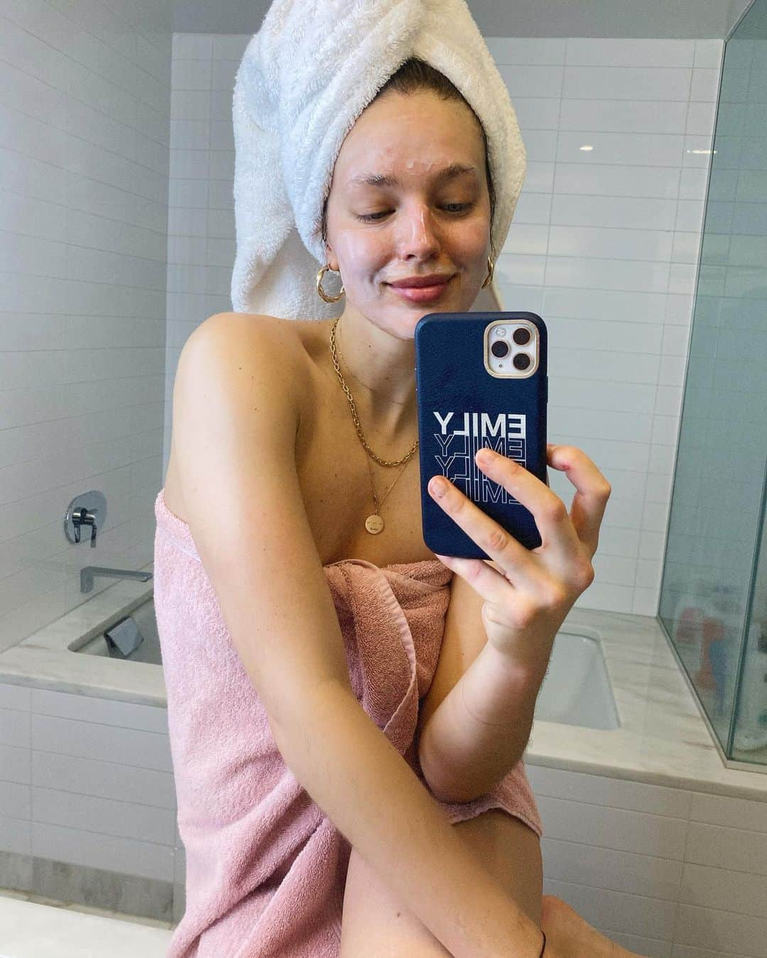 エミリー・DiDonatoさんのインスタグラム写真 - (エミリー・DiDonatoInstagram)「So much skincare to do and so much time! 🧖🏻‍♀️」3月21日 0時40分 - emilydidonato