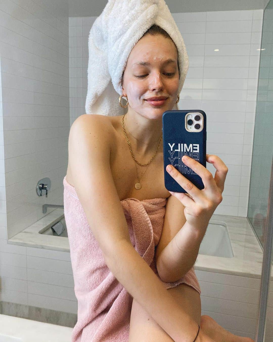 エミリー・DiDonatoのインスタグラム：「So much skincare to do and so much time! 🧖🏻‍♀️」