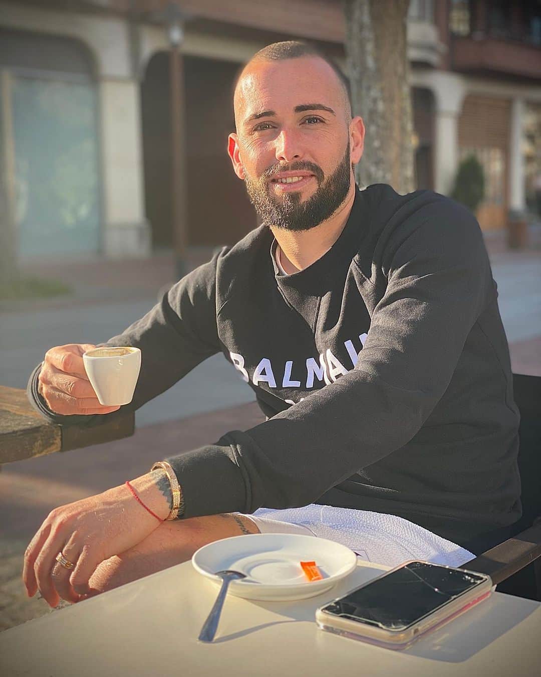 アレイクス・ビダルのインスタグラム：「Así es la vida, disfrutar las cosas sencillas, un café, una mirada, una sonrisa...」