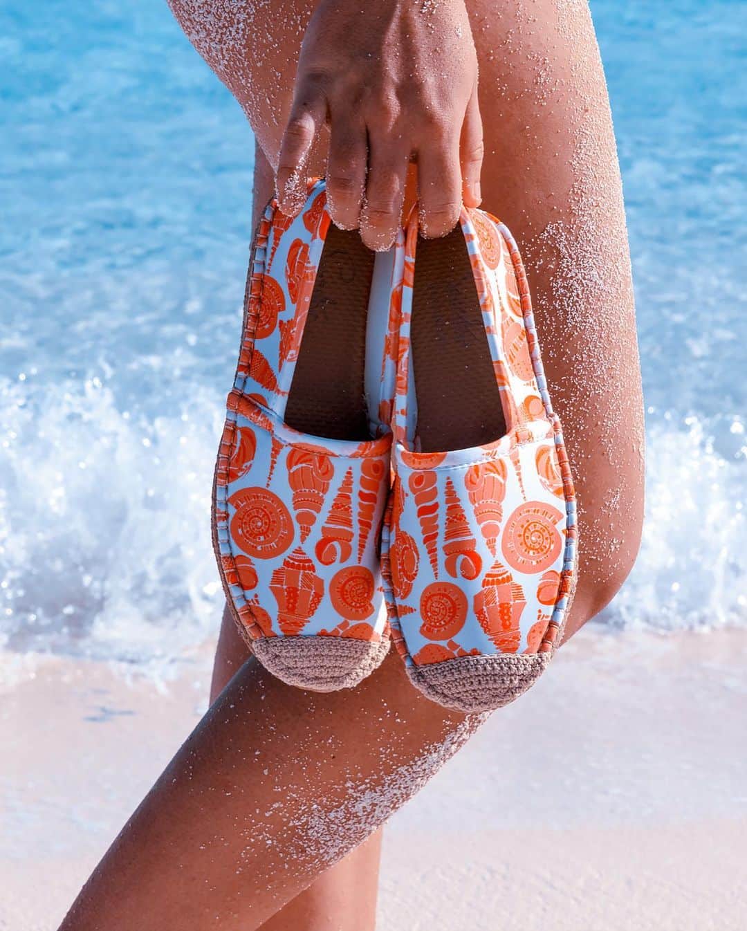 サシャ・カリスさんのインスタグラム写真 - (サシャ・カリスInstagram)「Splashing away 💦  Safe from the sharp rocks with @seastarbeachwear 💙 Swipe to see how cute they are! 🏝✨ #seastarbeachwear #bahamas」3月21日 0時52分 - _bahamasgirl_