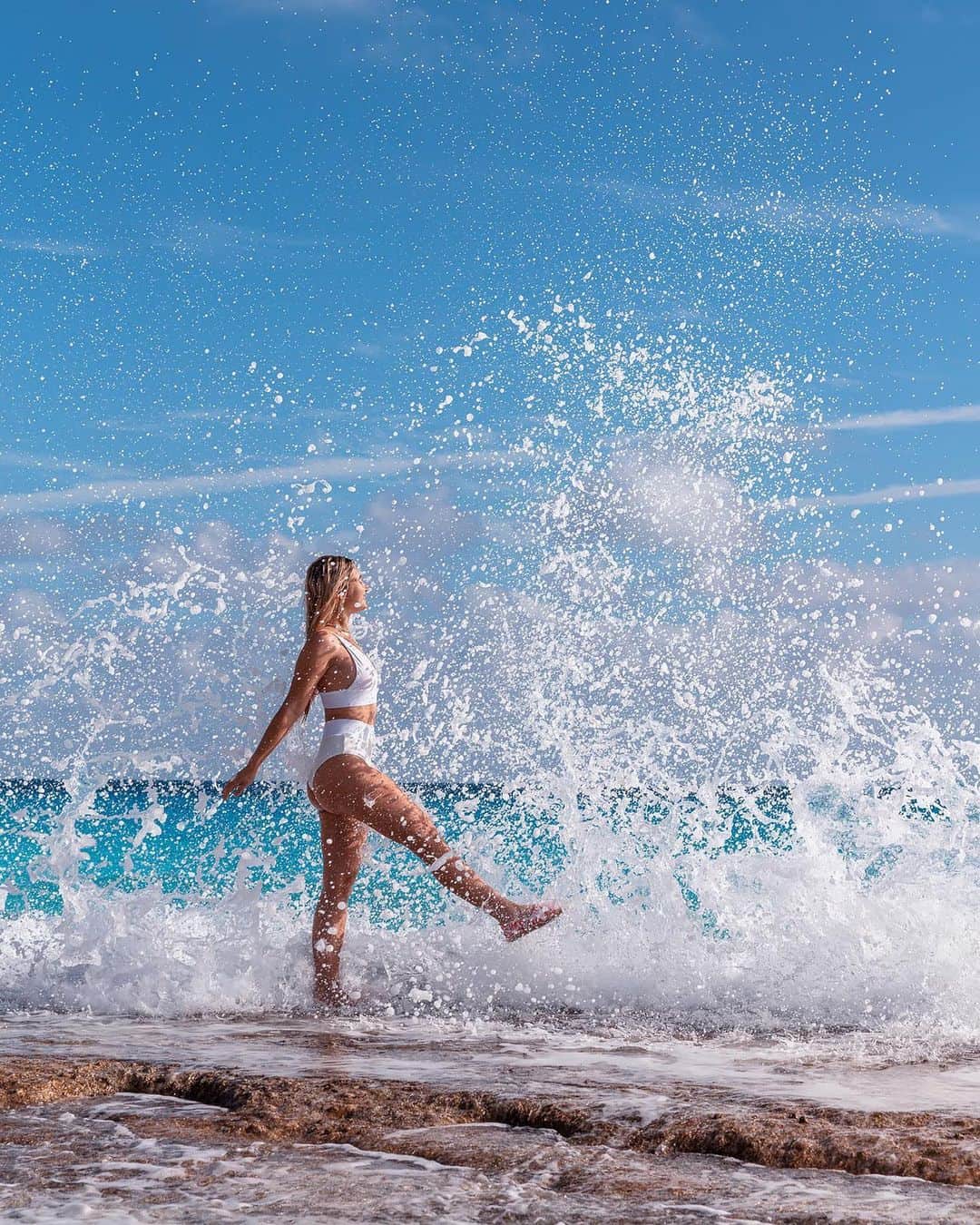 サシャ・カリスのインスタグラム：「Splashing away 💦  Safe from the sharp rocks with @seastarbeachwear 💙 Swipe to see how cute they are! 🏝✨ #seastarbeachwear #bahamas」
