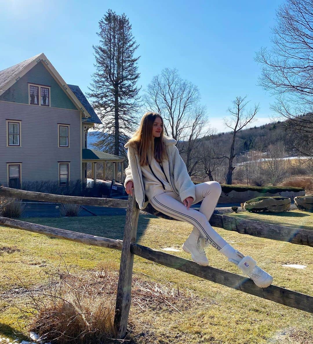 ヴラダ・ロスリャコヴァのインスタグラム：「Pretty much isolated.」