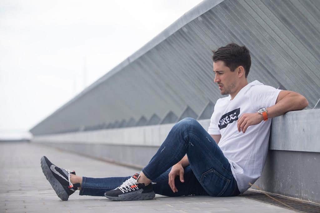 ボージャン・クルキッチのインスタグラム：「El fútbol, en el orden de prioridades de mi vida, aparece en las primeras posiciones. Me apasiona jugar, me encanta ver partidos, charlar sobre el juego y sobre los futbolistas, compartir ratos con amigos... Pero todo ha cambiado de repente. La crisis sanitaria mundial causada por el coronavirus ha puesto patas arriba nuestro día a día, nuestra cotidianidad.  Me duele decirlo, pero es así: el fútbol es hoy lo que menos me importa.  No me interesa saber cuándo volveremos a jugar, cuándo podremos entrenarnos, si las competiciones acabarán o si habrá campeón de LaLiga en España, en la Premier o en la Champions. Todas las previsiones hechas por quienes se atreven a poner fecha al regreso de la normalidad me parece que están fuera de lugar. No las entiendo. ¿Cómo es posible que, en plena batalla contra el COVID-19, haya quien piense más allá del ahora? Puedo entender que se planifique el futuro con el objetivo de estar preparados si el escenario actual mejora, pero me sorprende la capacidad de fijar un calendario concreto por parte de quienes gestionan el fútbol cuando ni tan siquiera los estados se atreven a poner fecha al fin de la crisis. Vivimos momentos de incertidumbre y, seguramente, es esta sensación la que peor llevo. Pero insisto, no en lo que al fútbol se refiere, sino al hecho de cómo afectará, cómo está afectando ya, a las personas esta dramática situación. Cómo afectará a mi familia, cómo afectará a mis amigos, a la sociedad en general... Soy una persona que intento empatizar con el mundo que me rodea y me encanta ver a la gente tranquila y motivada, que es todo lo contrario de lo que estoy viendo en este momento. ¿Cómo quedará todo? ¿Cómo afectará, también, al mundo del deporte? Las preguntas se acumulan y las respuestas son escasas. Así que, por favor, precupémonos por lo que realmente importa, que es salvar vidas y evitar que la crisis sanitaria se convierta en una crisis económica de consecuencias inimaginables. En esta lucha o estamos todos juntos o todos pagaremos las consecuencias. . Este texto es un extracto de mi columna semanal en @diariosport . Link en bio ☝🏻para leerla completa.」