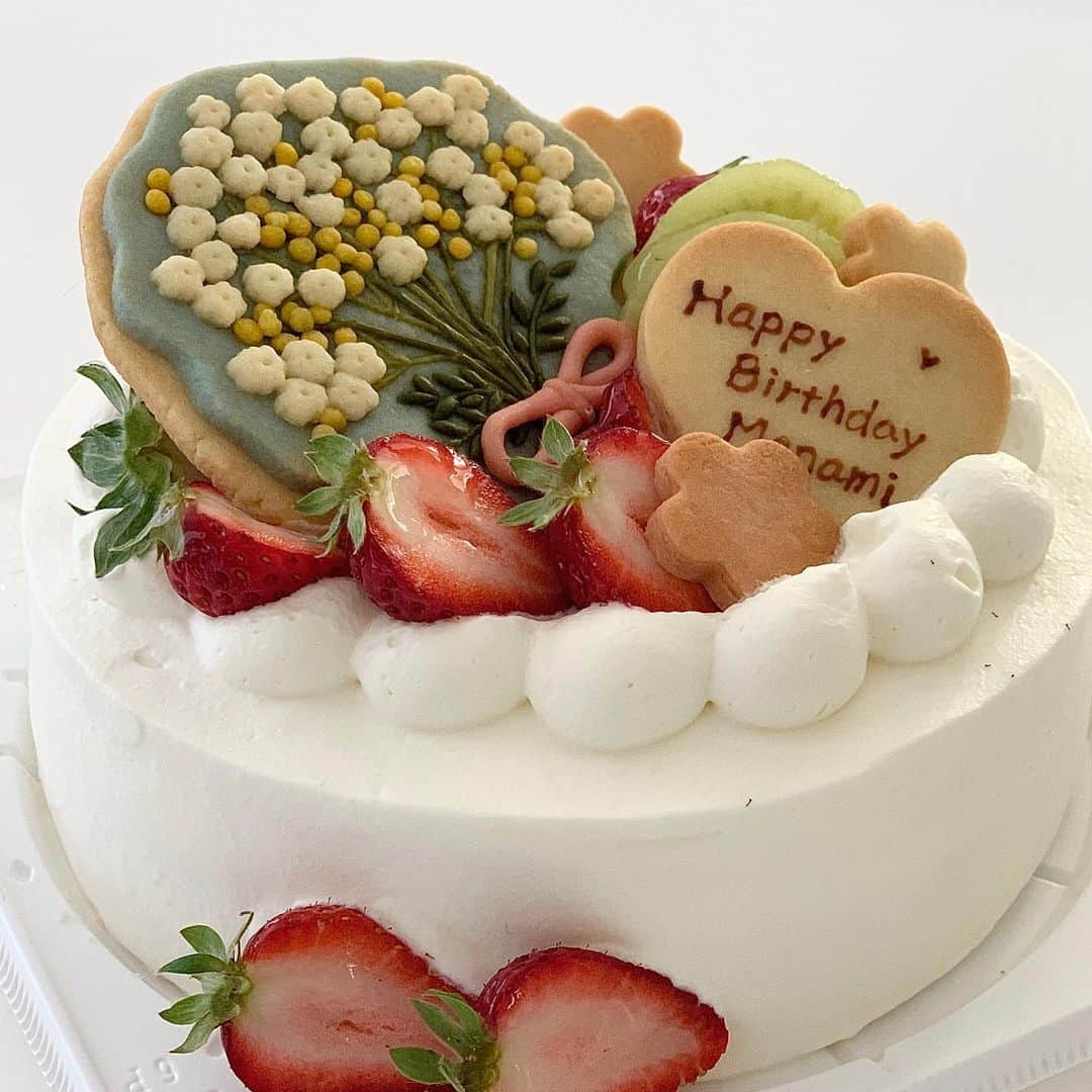 瀧本真奈美さんのインスタグラム写真 - (瀧本真奈美Instagram)「. こんばんは♡ . . 私ごとながら、つい先ほど 日付けが変わり誕生日を迎えました☺︎✳︎ . . 娘からは体に優しい @solanan_ さんのケーキが1日早く届いて。。。 孫たちと食べました🍰 美味しいケーキがより美味しくて♡ 何よりも大事な時間をもらいました✳︎ . . 前置き長くてすみません💦 少し前から。。。 今のこの状況、何かできることはないかなと考えていて☺︎ . . 節目のこのタイミングに お家時間に役立てていただきたいなと思ってプレゼント企画を開催します♡ . . ご自宅の片付けに是非 お役立ていただきたい私の書籍 【あなたを苦しめるものは手放していい】 を5名様にプレゼントさせていただきます🎁 . . さらに5名のうち お1人の方に最後の画像の @kurashi_ing 取り扱いの 時計を特別にお贈りします♡ . . ■受付期間■ 3/21現時間～3/22  23:59 . ■応募方法■ こちらをフォローいただき ⬇️ @takimoto_manami  @kurashi_ing  をタグ付けして “プレゼント企画応募”と ご記入の上、自身のアカウントに ご投稿ください✳︎ . . 当選された方の発表は 3/24夜にお伝えさせていただきます✳︎ . . 本には、わが家の収納の 隅から隅までの全てを載せています☺︎ . . ◎暮らしの見直しに ◎新生活のスタートに ◎お引越しに ◎気持ちのリセットに 是非役立てていただれば嬉しいです✳︎ . . それではご応募お待ちしております♡ . . . ———————————— . 毎日がちょっとずつ楽しい♡ そんな暮らしが増えるように 思いを詰め込みました✳︎ . ⬇️ ⬇️ ⬇️ . 【あなたを苦しめるものは、手放していい】 ハイライトよりご覧下さい☺︎ . . ✳︎✳︎✳︎✳︎✳︎✳︎✳︎✳︎✳︎✳︎ . more pic ⬇️ @takimoto_manami . . ✳︎✳︎✳︎✳︎✳︎✳︎✳︎✳︎✳︎✳︎ . . #暮らしの記録 #家 #あなたを苦しめるものは手放していい #イライラする時間を減らす #モヤモヤリセット #シンプルな暮らし #瀧本真奈美 #整理収納コンサルタント #プレゼント企画開催中 #家時間 #収納本 #片付け #収納 #快適な暮らし #ご応募お待ちしてます #頑張ろう日本 #愛媛 #新居浜 #コロナになんて負けない #癒しを届けたい♡」3月21日 0時57分 - takimoto_manami