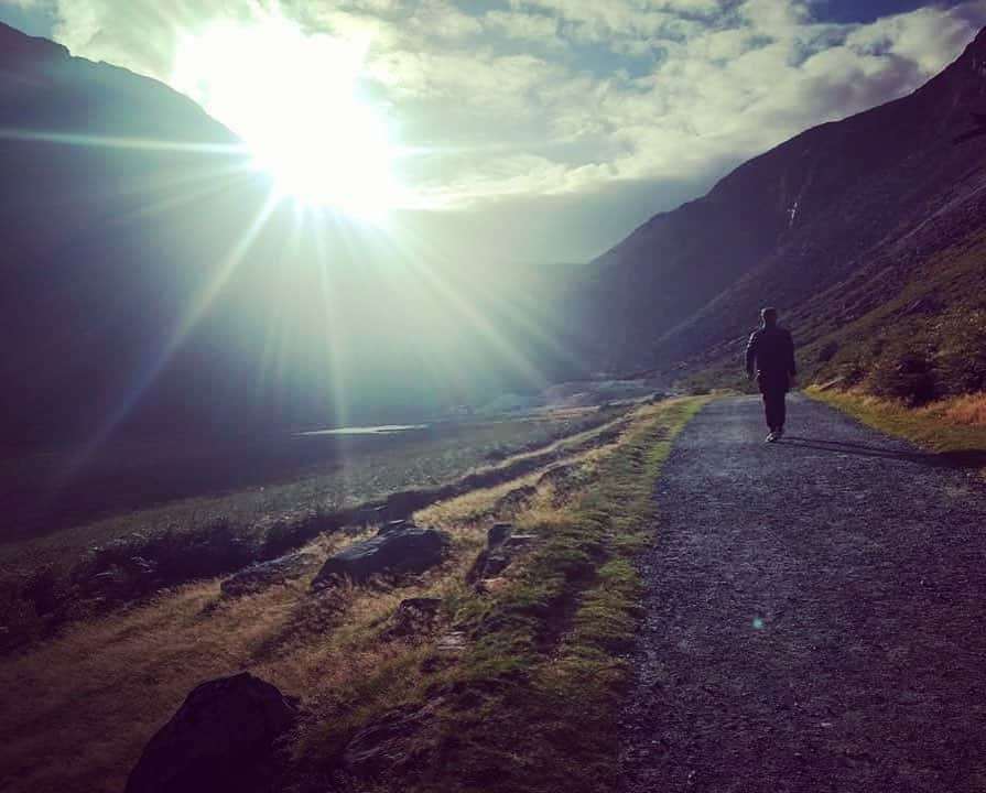 ジョーダン・モエラーのインスタグラム：「COVID-19 got me missing this Irish greenery ☘️ #takemeback #flashbackfriday #ireland #wicklow #mountains #hiking #nature #shamrock #green #autumn #dublin」