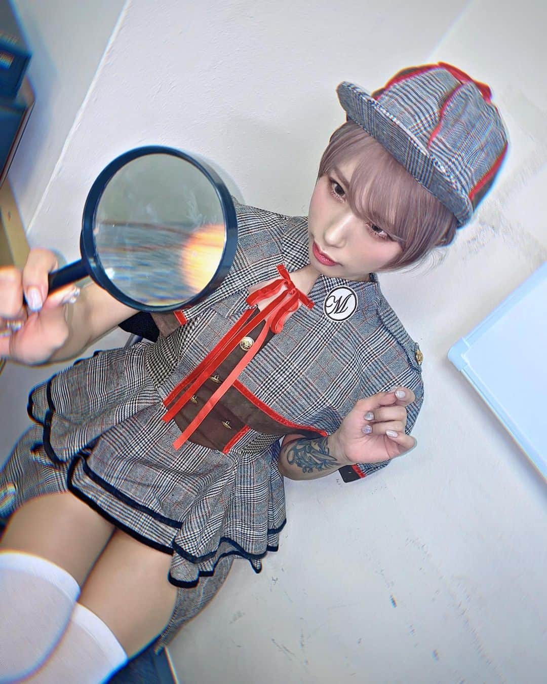 病夢やみいのインスタグラム：「🔎👁‍🗨☀︎ 名探偵ヤミンとしてネット特典会の謎に迫りました。  お気付きになられましたか首元のMはヤミンのMということに...。ということで優秀な助手の方を募集しています。ワニが死ぬほど💭💭💭 個人的には3/20にまつわるあまり良くない予言などが、当たらなくて良かった。  おやすみなさい そしておやすやみい  #cosplay#CY8ER#探偵 #ベネディクトカンバーバッチのSHERLOCKが好きです」