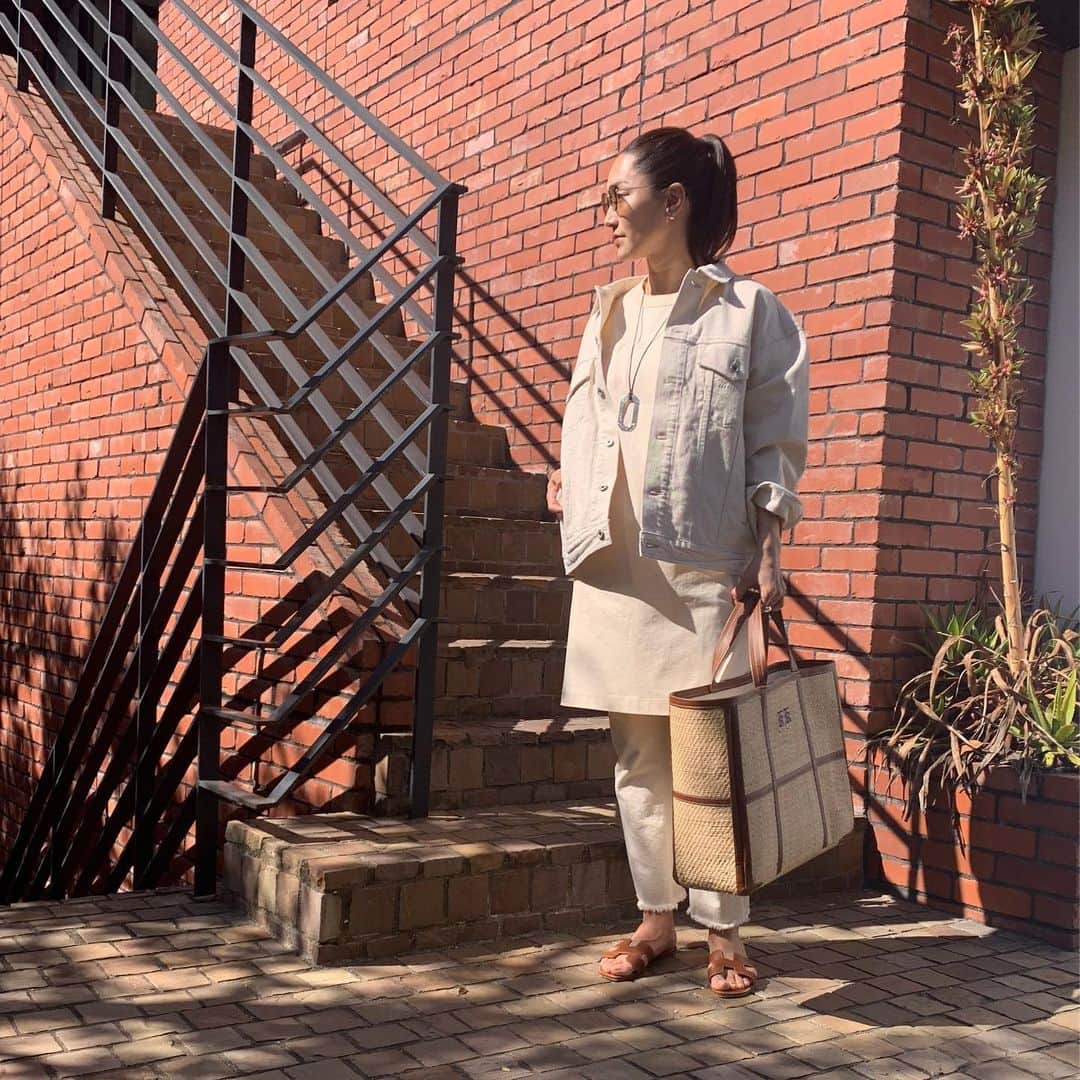 亀恭子のインスタグラム：「日付は変わったけれど の 今日の服。 春を通り越して初夏のように暑い快晴の休日。 . . . オフホワイトのレイヤード。 Tは少しピーチ寄り。 . . 小物ももはや夏気分でしたヨ . . today's… #fashion #ootd #kkstyle #tokyo #kamescloset #jacket &#pants #yanuk #cutandsew #uniqlo #sunglasses #necklace #adawatntuareg #chaos #lavid #bag #ludlow #shoes #hermes #spring #march」