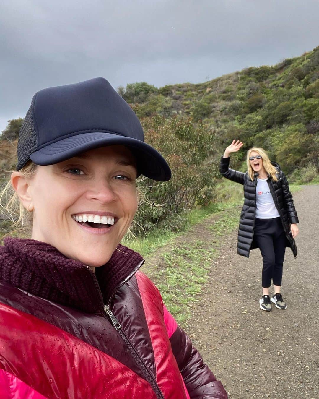 リース・ウィザースプーンさんのインスタグラム写真 - (リース・ウィザースプーンInstagram)「Friendship with social distancing. Hi👋🏼@lauradern! We walked a few days ago .. before we were told to #stayhome. Now we are inside to keep everyone safe. But I thought I would Share some of our chat in IG stories.」3月21日 1時18分 - reesewitherspoon