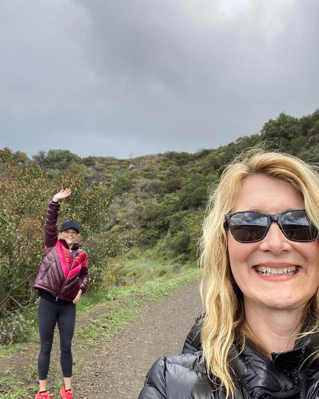 リース・ウィザースプーンさんのインスタグラム写真 - (リース・ウィザースプーンInstagram)「Friendship with social distancing. Hi👋🏼@lauradern! We walked a few days ago .. before we were told to #stayhome. Now we are inside to keep everyone safe. But I thought I would Share some of our chat in IG stories.」3月21日 1時18分 - reesewitherspoon