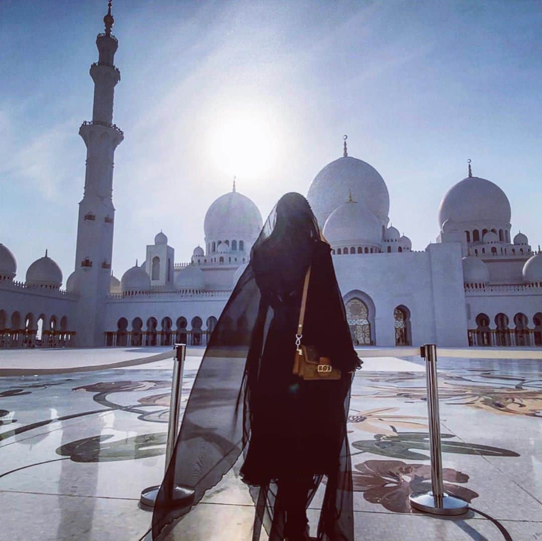清水彩子さんのインスタグラム写真 - (清水彩子Instagram)「自分の無力さに落ち込む事がある。 伝わらないことが沢山ある。 意図とは違う方向で物事が進む事がある。 全てを学びに変えて、同じ事が起こらないように成長していきたい。  #モスク #アブダビ #シェイクザイードグランドモスク  #abudabi  #sheikhzayedmosque #海外旅行 #旅すたぐらむ  #タビジョ @tabi_jyo」3月21日 1時18分 - ayakosugar