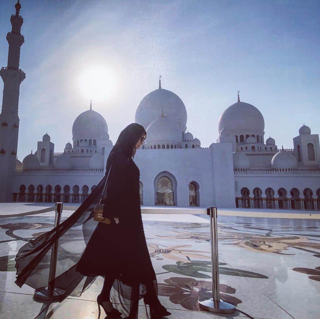 清水彩子さんのインスタグラム写真 - (清水彩子Instagram)「自分の無力さに落ち込む事がある。 伝わらないことが沢山ある。 意図とは違う方向で物事が進む事がある。 全てを学びに変えて、同じ事が起こらないように成長していきたい。  #モスク #アブダビ #シェイクザイードグランドモスク  #abudabi  #sheikhzayedmosque #海外旅行 #旅すたぐらむ  #タビジョ @tabi_jyo」3月21日 1時18分 - ayakosugar
