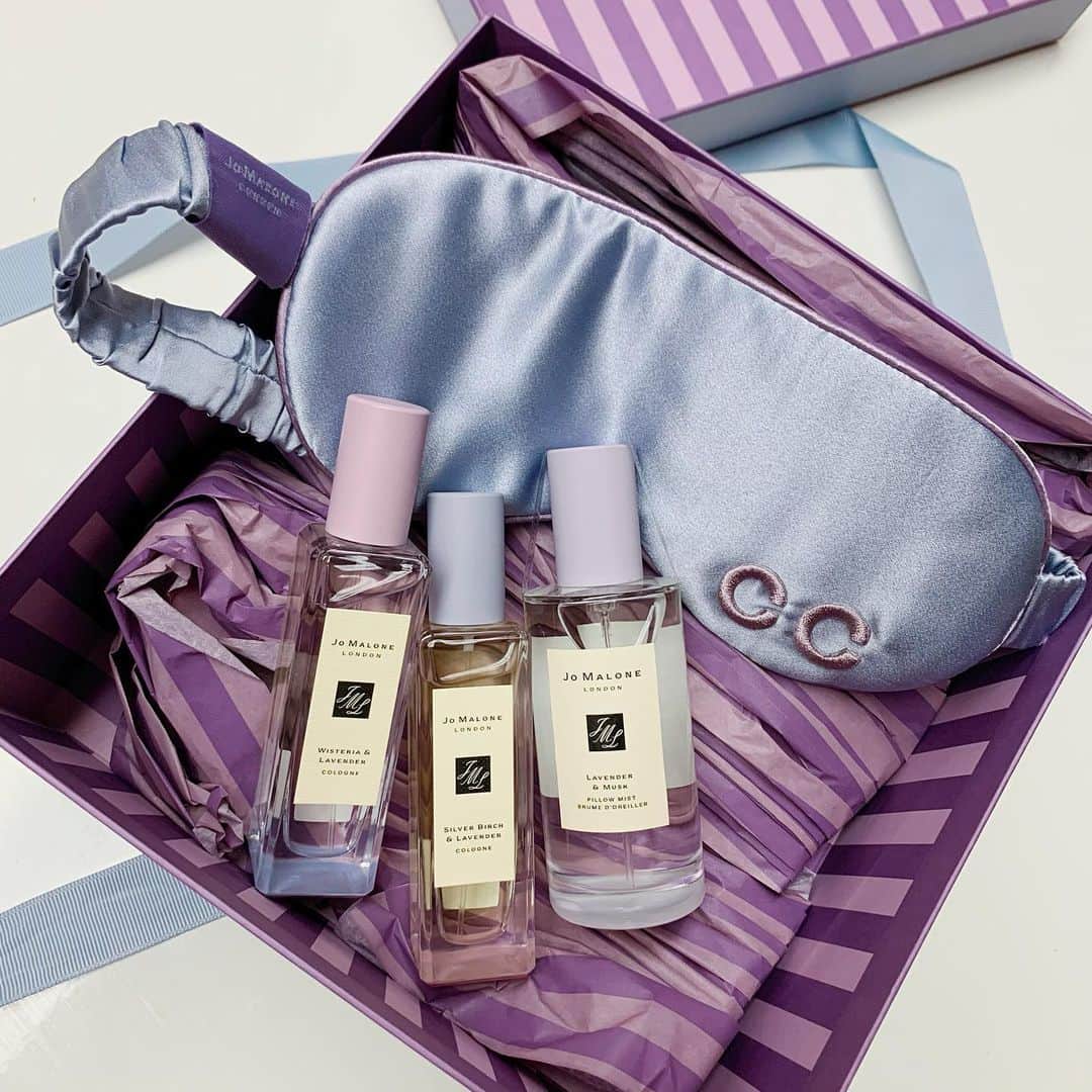 COCO さんのインスタグラム写真 - (COCO Instagram)「Been having some sleeping problems... but #jomalone to the rescue💜 customized sleep mask and all these stress relieving lavender scents for sure will put me to sleep🙆🏻‍♀️💜✨ . . CC내이니셜이 세겨진 수면안대💜 없이 못자는거 어떻게 알고 보내주셨다💜💜💜 라벤더 필로우 미스트 뿌리고 자야지🥱😴 조말론 사랑합니다💜 #조말론런던 #조말론라벤더랜드 #lavenderland」3月21日 1時16分 - rilaccoco