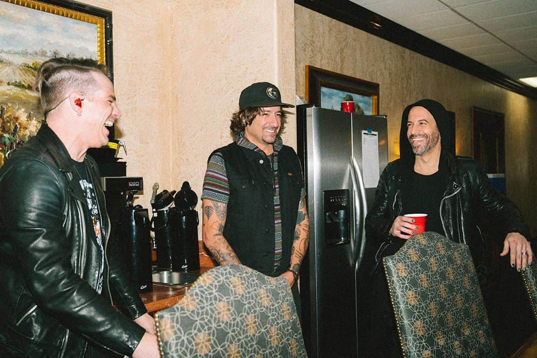 クリス・ドートリーのインスタグラム：「We could all use a good laugh right now... so lemme give you some context of this photo by @maqvision ... “Bulls on Parade” by @rageagainstthemachine was playing in the dressing room before our show last week and in light of all that was transpiring, we all chimed in with new lyrics. “TRYNA FEED MY FAMILY KRAFT MACARONI SHELLS TRYNA FEED MY FAMILY KRAFT MACARONI SHELLS” Then the riff we all know and love ensues “Bowow chicka bowow chicka wikka wikka bowow chicka bowow”... it was at that moment our tour manager Bryan walks in the room just in time to deliver the final blow shouting: “COME EAT IT NOW!!!” 🤣🤣 We laughed. He laughed. I imagined Rage Against the Machine laughing with us as well. Stay safe out there people. Try to find something to laugh at during these crazy times. Much love ❤️❤️❤️」