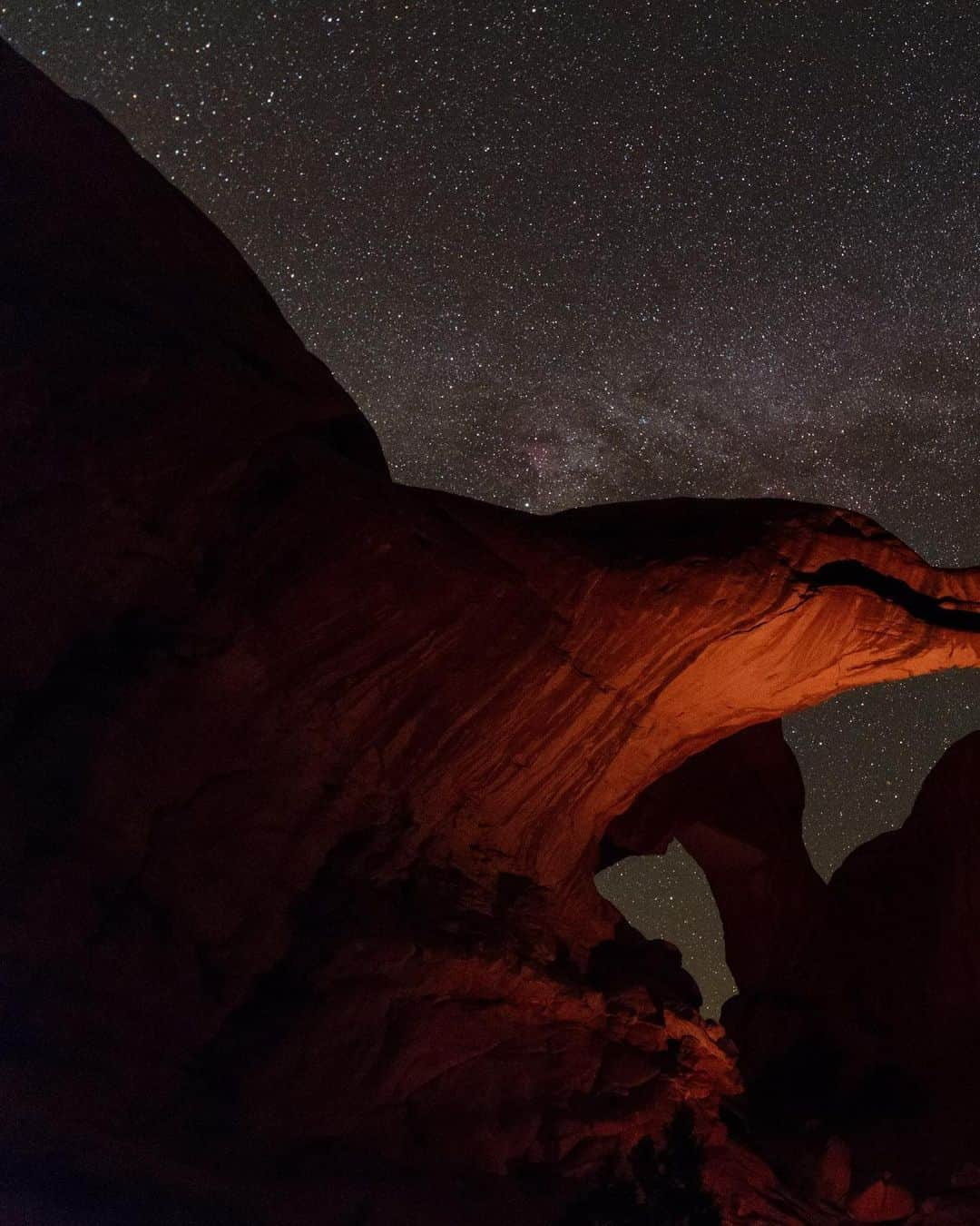 National Geographic Travelさんのインスタグラム写真 - (National Geographic TravelInstagram)「Photo by @babaktafreshi | Slowly swipe to see the entire view of this magical dark night in Utah, with a green meteor flashing in the sky for less than a second. The gently illuminated Double Arch in Arches National Park resembles two seagulls or dolphins kissing under the stars. #saveournightsky #archesnationalpark #twanight #meteor」3月21日 1時36分 - natgeotravel