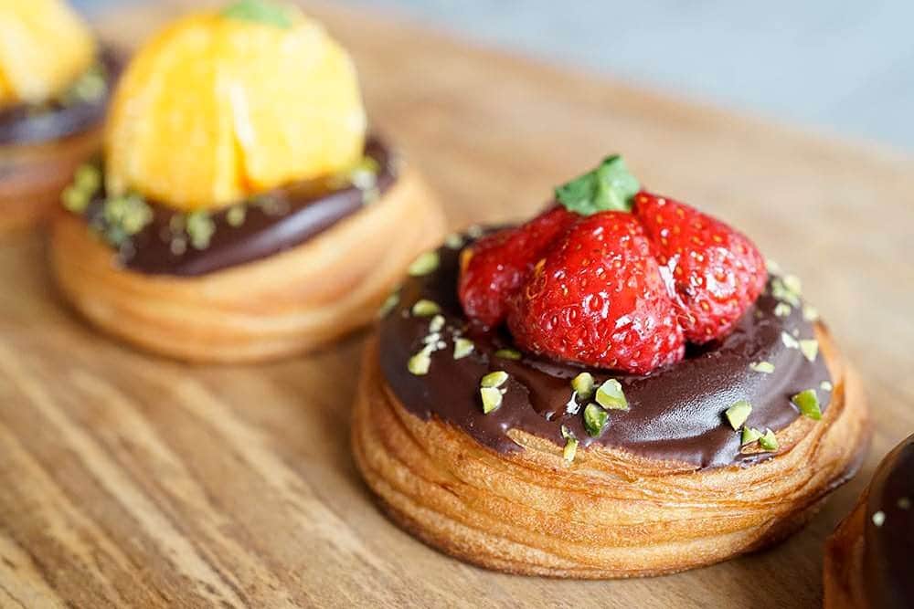 コエのインスタグラム：「koe lobby bakery 好評販売中！  デニッシュ・ショコラ・オランジュ　¥380+tax オレンジの酸味と、ダンデライオン・チョコレートがもつ豊かな風味がベストマッチ。オレンジのみずみずしさが爽やかなデニッシュ。  デニッシュ・ショコラ・フレーズ　¥380+tax デニッシュ生地にチョコレートクリームとイチゴを合わせた一品。ダンデライオン・チョコレートとフレッシュなイチゴを使用した贅沢なデニッシュ。 是非お楽しみ下さいませ。  koe lobby 渋谷 morning : 7:30〜11:00 (lo.10:30) lunch : 11:00〜15:00 (lo.14:30) teatime : 15:00〜18:00 (lo.17:30) dinner: 18:00〜23:00 (lo.22:30) ・ 〒150-0042 東京都渋谷区宇田川町３−７ tel.03-6712-7257」