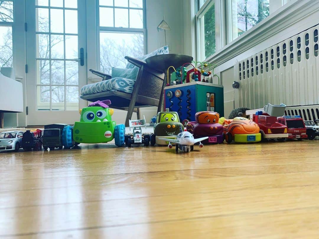 クリステン・コノリーのインスタグラム：「The cavalry 🚗🚒✈️ #quarantine #staytheeffhome」
