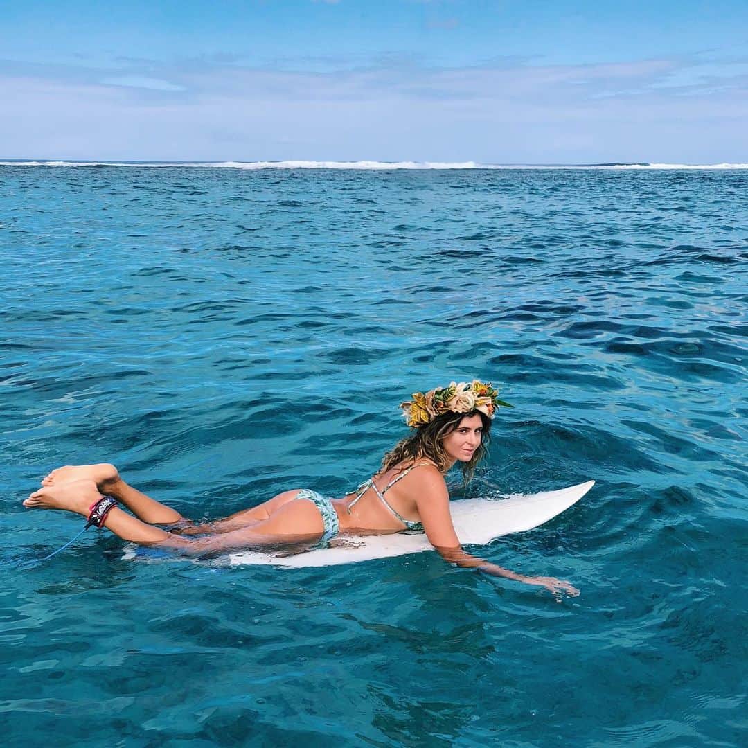 アナスタシア・アシュリーのインスタグラム：「Dreaming of this day with a throwback picture from Tahiti. Feeling grateful reminiscing on such epic trips, and trying to stay focused on the future and be positive. We are all in this together. For the first time in human history, the entire world is focused on one problem.I am thinking of everyone right now💙 #flashbackfriday #stayhome」