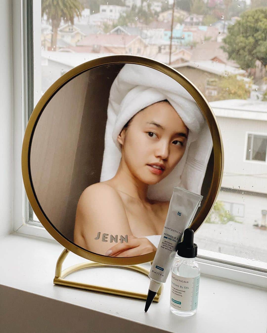 Jenn Imさんのインスタグラム写真 - (Jenn ImInstagram)「Giving my skin some extra TLC at home with a spa day ✨ Been testing out products from @SkinCeuticals. Their Hydrating B5 Gel is an oil free serum that combines Vitamin B5 + hyaluronic acid. Perf for hydration~ Also trying out their Retinol 0.3. This is recommended for retinol beginners (like me) and promotes cellular turnover for more youthful looking skin. #SkinCeuticalsPartner」3月21日 1時58分 - imjennim