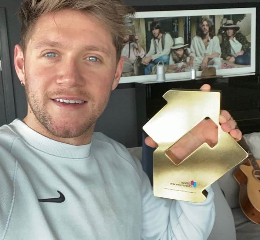 ナイル・ホーランのインスタグラム：「NUMBER ONE ALBUM in both UK and home country of Ireland. Thank you so much to everyone who bought / streamed this record. I spent a lot of time on this and tonnes of hard work and to see it received like this is just incredible. Thank you to everyone around the world too, your support is unprecedented. keep it up in the coming weeks and again THANK YOU THANK YOU THANK YOU .」