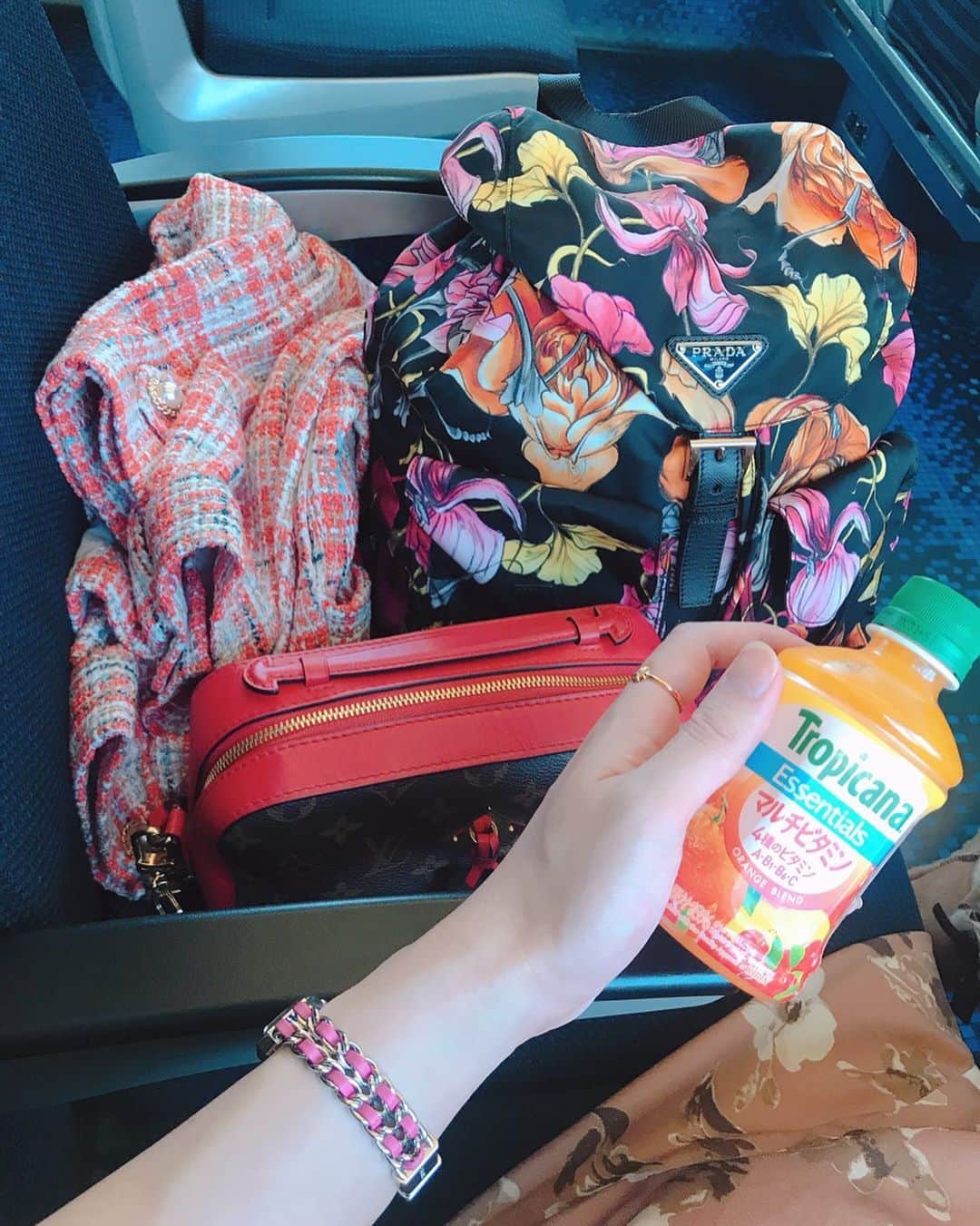 のインスタグラム：「#私物紹介 #ハイブランド多め ﻿ ﻿ この前2泊3日で #プチ旅行 行った時の私物紹介🎀💓﻿ ﻿ ◇ #バックパック ⤑ @prada ﻿ ◇ #バック ⤑ @louisvuitton ﻿ ◇ #腕時計 ⤑ @chanelofficial ﻿ ◇ #指輪 ⤑ @chromeheartsofficial ﻿ ◇ #ジャケット ⤑ @eimyistoire_official ﻿ ◇ #ドリンク ⤑ トロピカーナ（笑）﻿ ﻿ コロナ落ち着いたら今年は沢山旅行行きたいな🥺✨﻿ 来月はお仕事で #富山県 行きますね💕﻿ ・﻿ ・﻿ #セレブ #ハイブランド大好き #ヴィトン #シャネル #プラダ #クロムハーツ #ごちゃ混ぜ系 #全部プレゼントで頂いた物 #キャバ嬢 #パパ活 #貢いでくれる人募集中 #旅スタグラマー #旅行好きな人と繋がりたい #女子旅 #いいね返し #instagood #instatrip #ootd #fashion #model」