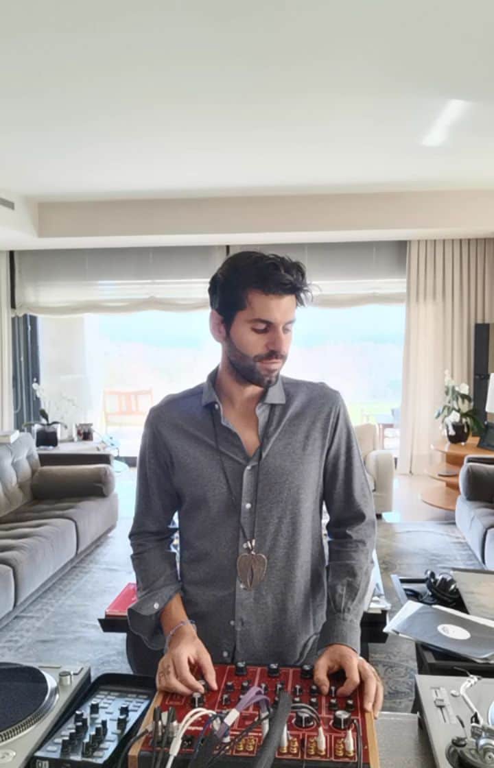 ハイメ・アルグエルスアリのインスタグラム：「Dear friends and music lovers, see you Monday at 19 on my Facebook and IG live. Let's keep ourselves together on the same boat by staying home, healthy and energised! Music will always help 🌹」