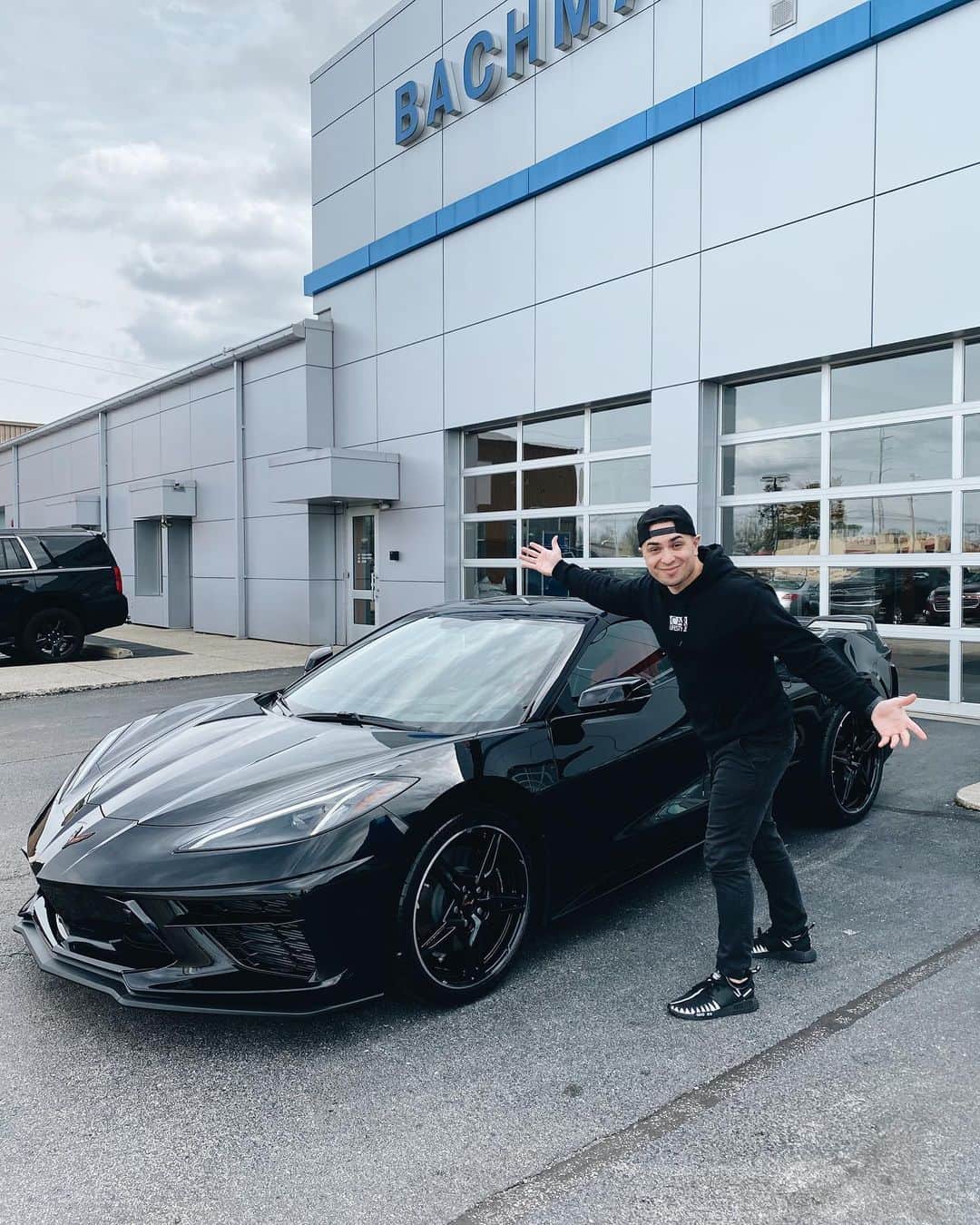 CARLiFESTYLEさんのインスタグラム写真 - (CARLiFESTYLEInstagram)「My 2020 Corvette C8! 😁 it’s here! BIG thanks to @chevydude_ for getting me the this beauty! Now it’s time for a 1000mile road trip back to Florida! What do you guys think? #corvette #carlifestyle #corvetteC8」3月21日 2時53分 - carlifestyle