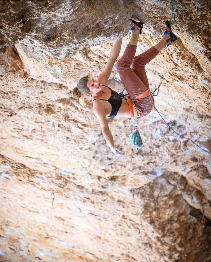 シャーロット・デュリフのインスタグラム：「The Hurricave, Utah  Last week, for my first two days of climbing routes outdoor in 2020 (yeah, you read right), I got to check out  the Hurricave in Southern Utah. Loved the crag and the area, and love the wonderful people I got to go with, @heatherlweidner and @christopherweidner 😘  I guess the vibe was super good and the style fit me well, because I sent both the fun "Killer Bees" (5.13d/8b) and the long horizontal journey of "Killer Z" (5.14b/8c) both on my 2nd go. Thank's Charlie and @ltjian for the great company and belays 😊  Now it seems like I'll have to wait for the next season (at the end of the year?) to go back and try more things 🤷‍♀️ . 📷 by @christopherweidner . @mountainhardwear @petzl_official @eb_climbing @volxholds @luxov_connect」