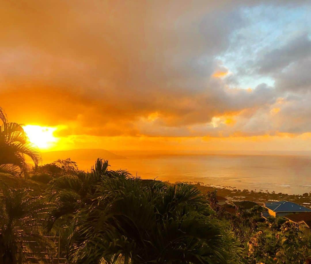 マキ・コニクソンさんのインスタグラム写真 - (マキ・コニクソンInstagram)「Good morning from Hawaii !! 今朝のハワイの朝日は綺麗だった！✨✨ 今日は沢山光合成出来そう！😎 免疫力高めるのは太陽の日に当たるのが良いんだって！💪🏼私はいつも当たってるから元気なのかも？！😁これからワンズのお散歩に行って来まぁす！今日の私のテーマ！ “人の気持ちになって、思いやりの気持ちを持って”人に接する！です！ こんな時だから余計にそう思う。 今日もお互いハッピー元気で１日を過ごそうねー！😃💪🏼 #ハワイのおすそ分け🤙🏼 #エアハワイ🌺 #元気になる写真💪🏼」3月21日 2時57分 - makikonikson