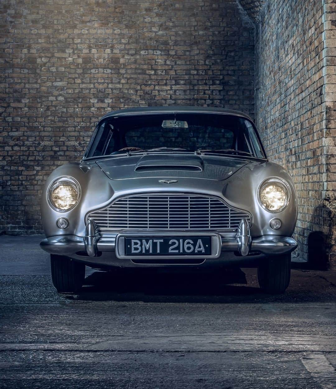 アストンマーチンさんのインスタグラム写真 - (アストンマーチンInstagram)「Laden with gadgets and armaments installed by Q Branch, the original Goldfinger DB5 became an instant hit with moviegoers.  The gadgets on our continuation cars will be co-developed with Oscar®-winner Chris Corbould, special effects supervisor from the films.  #DB5 #AstonMartin」3月21日 3時00分 - astonmartin