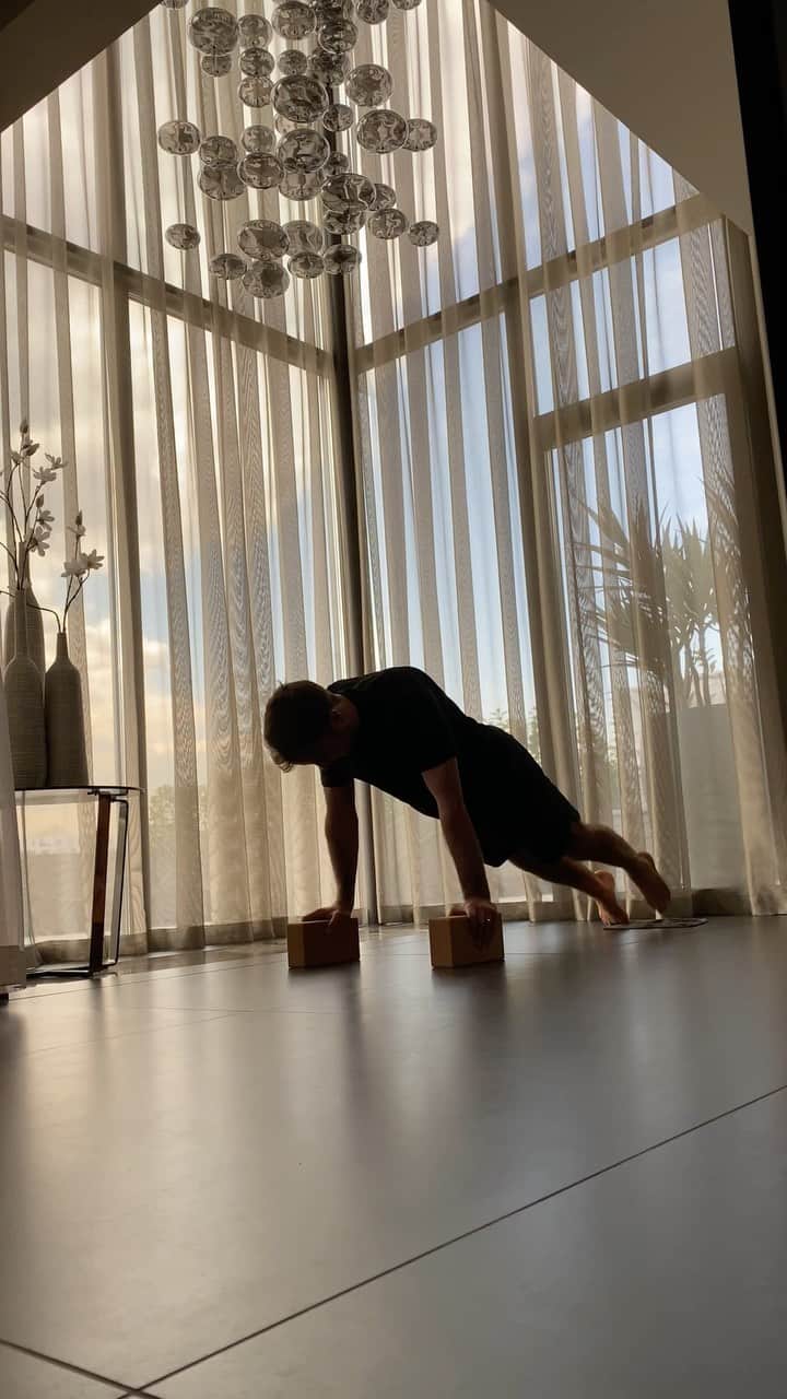 マリオ・ゲッツェのインスタグラム：「Did a small workout at home to keep my fitness. Focus on core and stability. 💪 #stayfitathome」