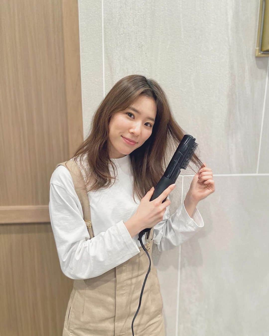 のインスタグラム：「@wwd_jp BEAUTY主催の﻿ トレンドセミナーに行ってきたよ！﻿ ﻿ 2020春夏に流行するヘアメイクや﻿ ファッションのトレンドをお勉強✏️﻿ ﻿ @ishikawayuki_hairmake さんの提案する﻿ 韓国と日本メイクのいいとこ取りをした﻿ #ハニルメイク も注目😚💕﻿ ﻿ オススメのコスメブランドのブースでは﻿ 人気の商品&最新の商品をお試し。﻿ ﻿ 特に気になったのは @louvredo_official の復元スタイラー☝🏻﻿ ﻿ 風、熱、マイナス電子、遠赤外線の４つのエネルギーを﻿ 効率よく伝えることで髪を痛めにくい低温で、﻿ 美容師さんがブローしてくれたかのようなスタイリングが﻿ 簡単にできる！根元の立ち上げにもとってもおすすめ。﻿ ﻿ 2枚めは同じブランドの復元ドライヤーに﻿ 頭皮ケアをのアタッチメントをつけたもの💆🏻‍♀️﻿ 頭の血行もよくなってスッキリするー！！﻿ ﻿ 他のブランドもスカルプケアを﻿ 重視するものが多かった印象❤︎﻿ 頭皮ケアは抜け毛や乾燥防止だけじゃなく﻿ 顔と繋がってることから、﻿ ケアすることでシワやたるみにも効果的だそう🙆🏻‍♀️﻿ ﻿ #LOUVREDO﻿ #復元スタイラー﻿ #WWDBEAUTY」