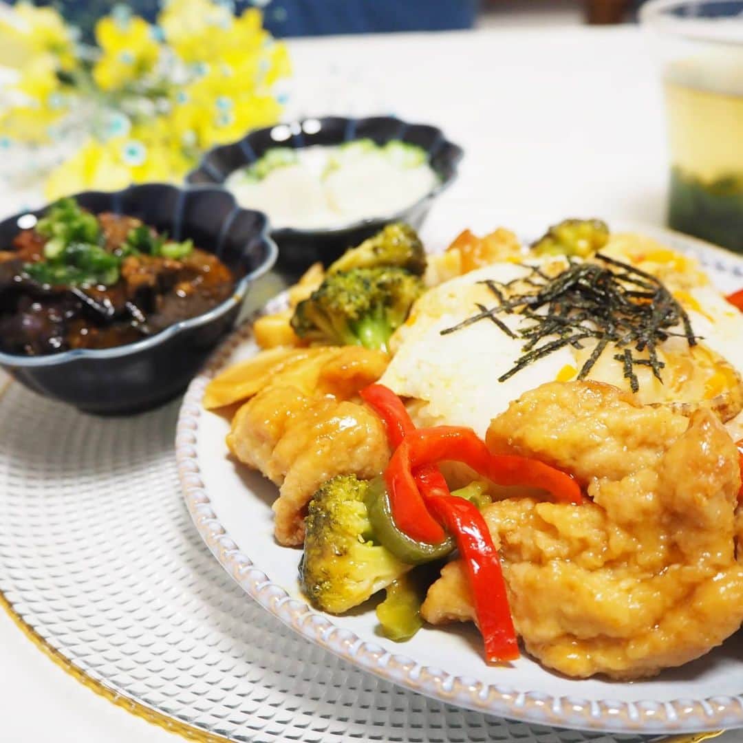 Kuboi Ayumiさんのインスタグラム写真 - (Kuboi AyumiInstagram)「お休みの日は家族で中華ランチ。﻿ 長女はお料理が好きなので、一緒に準備を手伝ってもらいました。﻿ ﻿ シュガーレディ（@sugarlady_official）で注文したミールキットをフル活用したので﻿ 難しいことはなく、楽しくランチの準備が完了☆﻿ ﻿ ・鶏肉と野菜の黒甘酢炒め﻿ ・麻婆茄子とわかめスープ﻿ ・帆立とブロッコリーの中華クリーム煮﻿ ﻿ 野菜は切れているし、必要なものが必要な量だけ入っているので﻿ 失敗しらずで時短で本格的な中華料理が楽しめちゃいます。﻿ ミールキットって、食材の無駄が出ないですし、野菜の切りくずなどもないのでエコだなと思います。﻿ ﻿ お休みの日のランチだけでなく、あと１品足りないなという時にも助かっちゃう。﻿ ﻿ ちなみにごはんも、シュガーレディの帆立竹の子炊き込みご飯を入れてスイッチを入れただけ。﻿ 具沢山でおいしい炊き込みご飯ができちゃうので重宝しています。﻿ ﻿ シュガーレディにはミールキットだけでなく、化学的合成添加物不使用のお惣菜や調味料が揃っているので、﻿ 我が家ではいろいろ常備﻿しています。﻿ ﻿ ﻿ ﻿ #簡単レシピ #kurashiru #テーブルコーディネート #料理好きな人と繋がりたい #sugarlady #ホームパーティ #pr #シュガーレディ #安心安全 #冷凍食品 #料理 #cooking #おうちごはん #無添加 #食品宅配 #おうちカフェ﻿」2月26日 12時37分 - himekagami